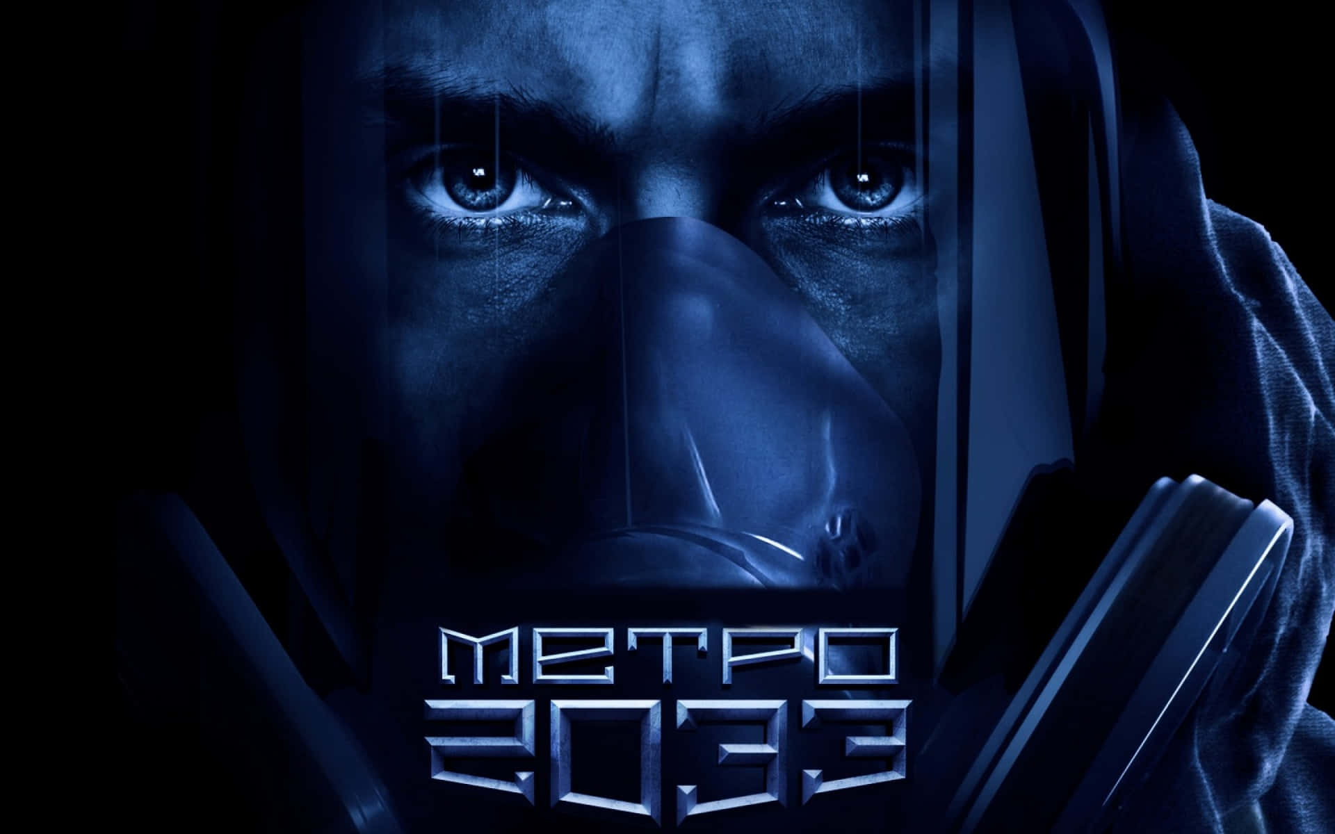 Metro 2033 桌布 壁紙 — 一個戴著防毒面具的男人特寫，眼睛在藍色燈光下發出強烈光芒，背景黑暗，標題為 Metro 2033。