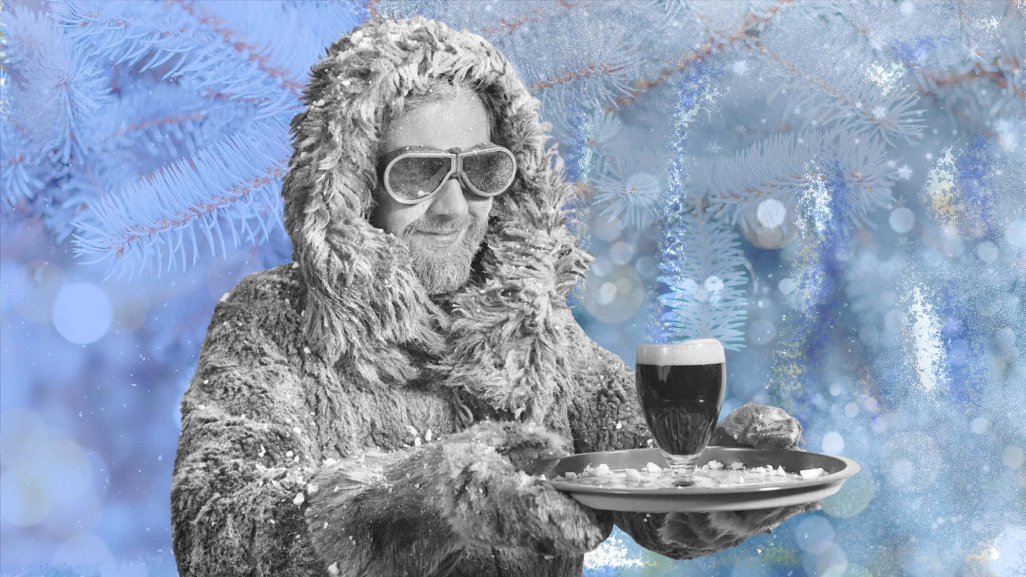 冬天 桌布 壁紙 — 一個戴著雪白毛皮兜帽和護目鏡的男人，在冰冷的藍色松樹背景下，拿著一個托盤，上面放著一杯愛爾蘭咖啡。