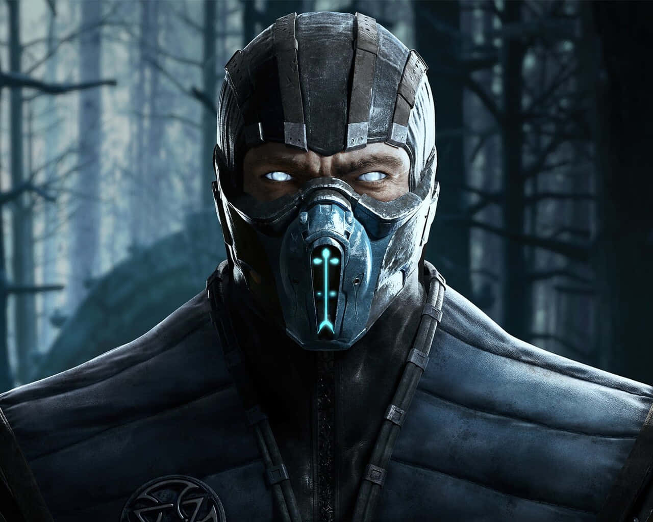 Mortal Kombat Legacy 桌布 壁紙 — 一個戴著面具、擁有發光藍眼睛和未來感頭盔的威脅性戰士，站在迷霧籠罩、陰森詭異的森林中。