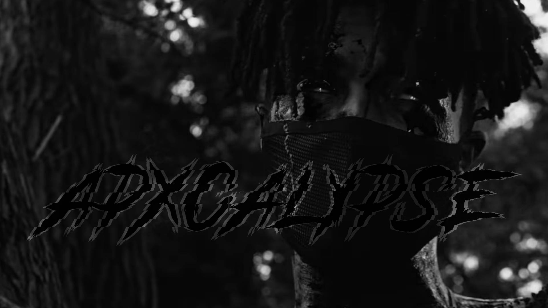 Scarlxrd 桌布 壁紙 — 一個戴著面具、梳著辮子的人，在夜晚的森林中凝視，並有鋸齒狀文字寫著「啟示錄」。