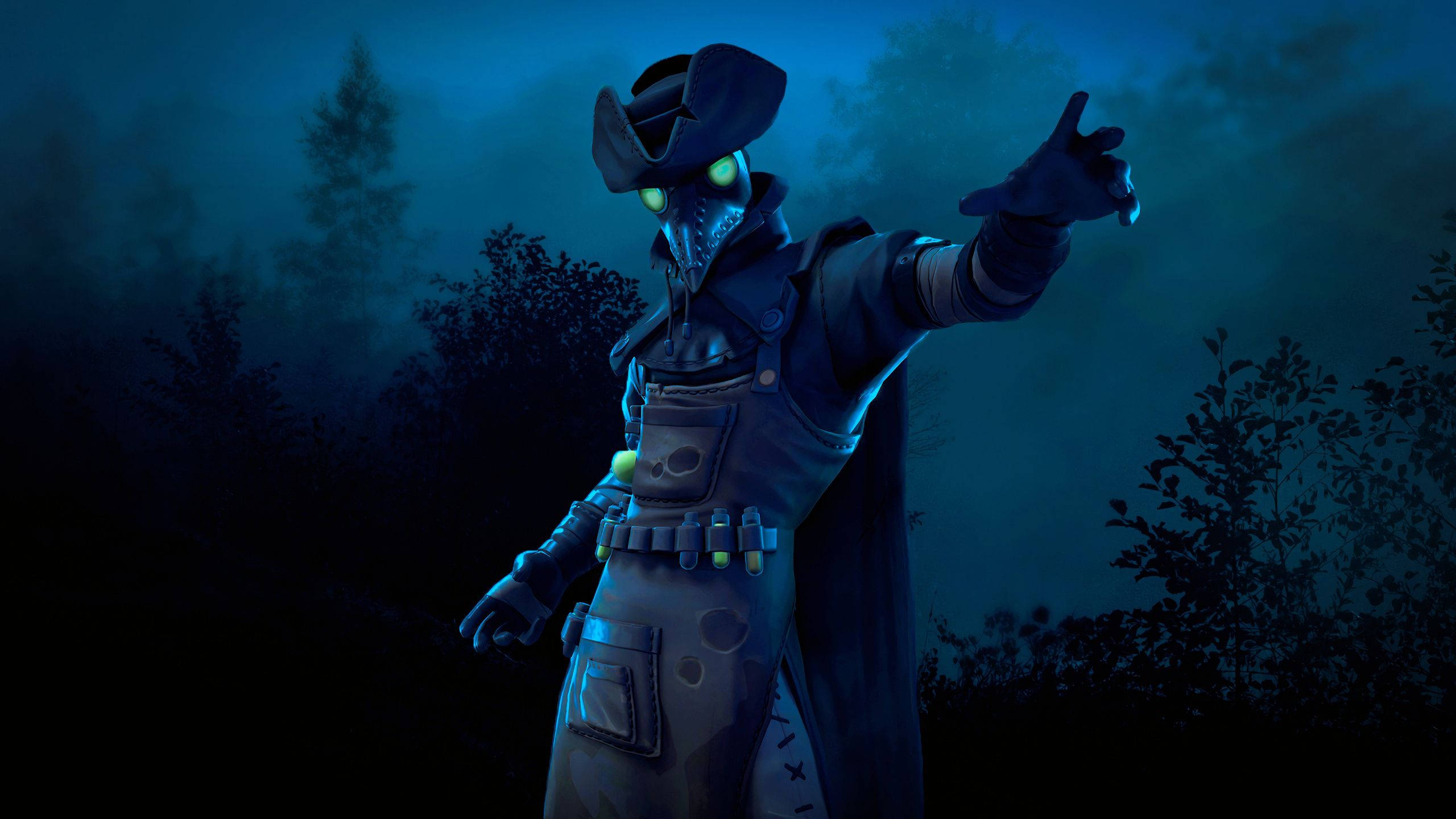 Fortnite 桌布 壁紙 — 一個戴著面具、眼睛發光、身穿黑色外套和帽子的身影，在夜晚霧氣瀰漫的藍色森林中向前指。