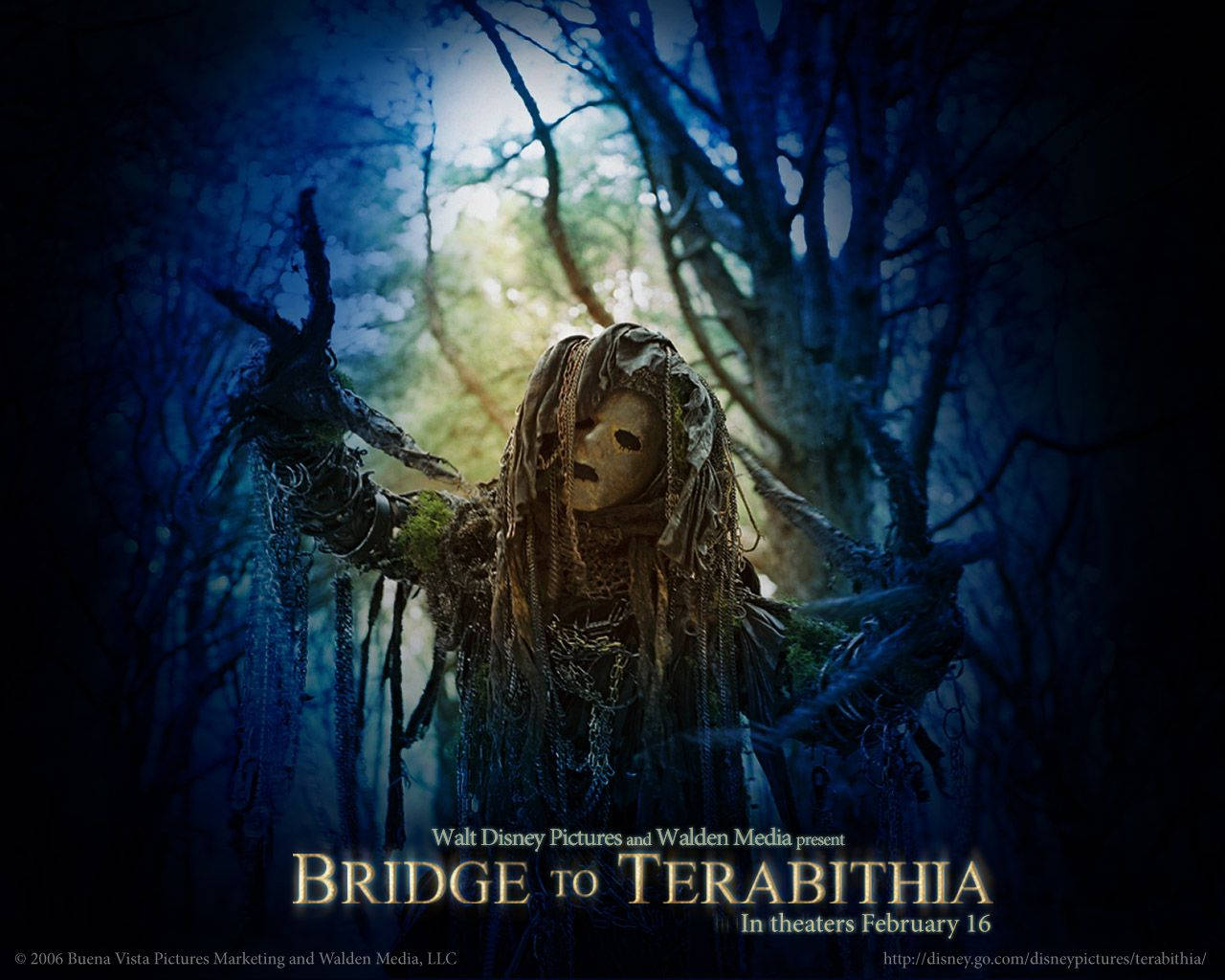 bridge 桌布 壁紙 — 一個戴著面具、纏繞著藤蔓的幽靈般的身影，站在深藍色的森林中，光禿禿的樹木背後散發著詭異的光芒。