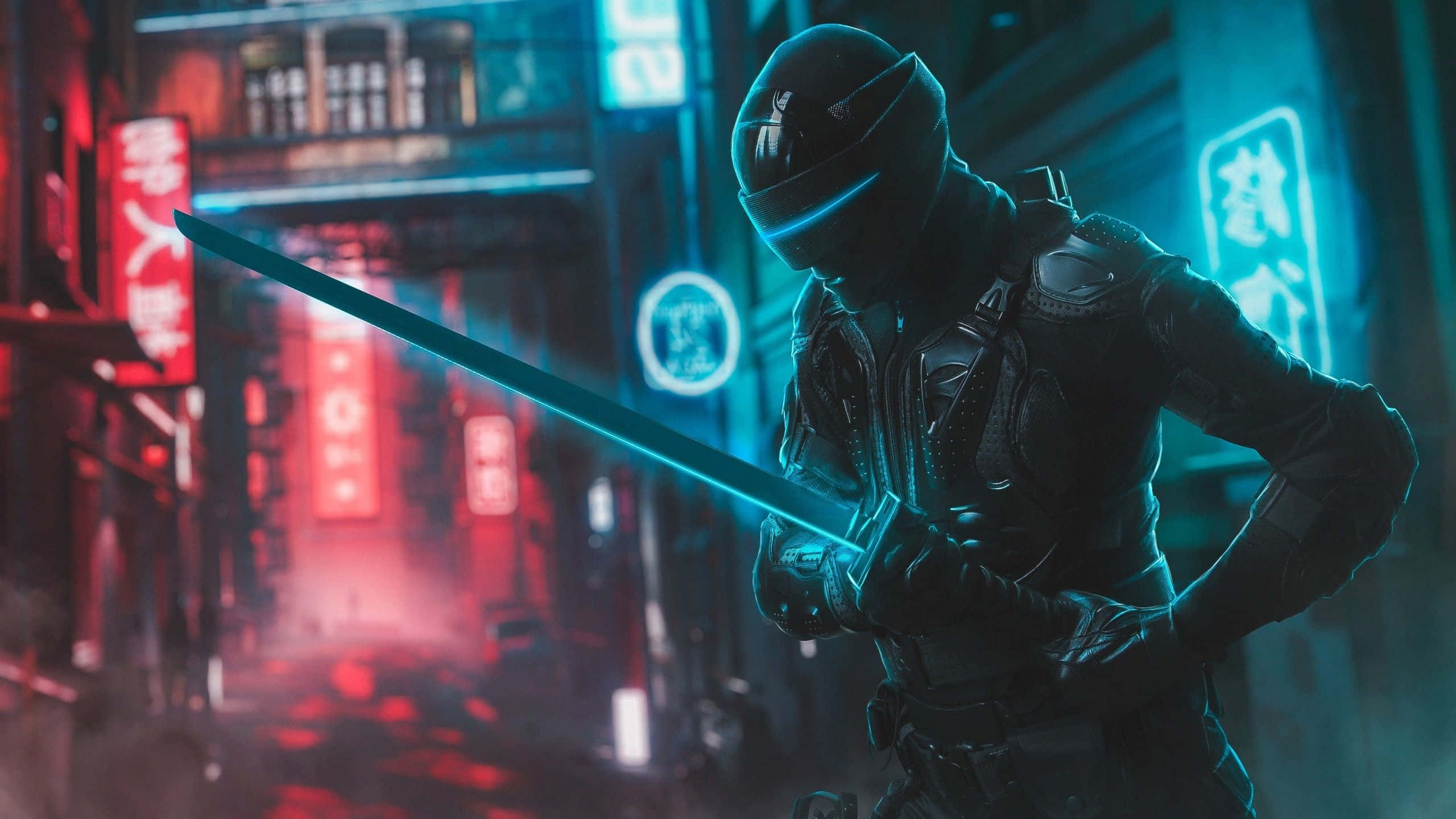 Neon Mask 桌布 壁紙 — 一個戴著面具、身穿暗色盔甲的忍者，在霓虹燈閃爍、紅藍招牌林立的賽博朋克小巷中，手持一把發著藍光的劍。