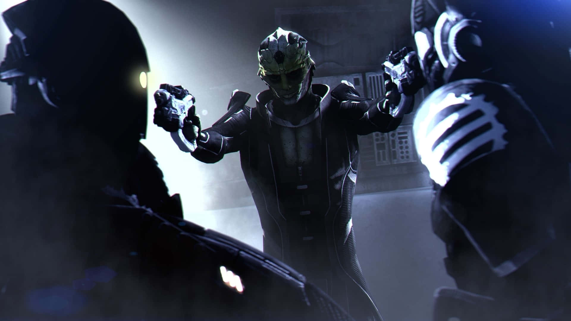 Thane Krios 桌布 壁紙 — 一個戴著面具、身穿未來裝甲的人物在昏暗的房間中挑釁地站立，兩側有兩個陰影裝甲對手。