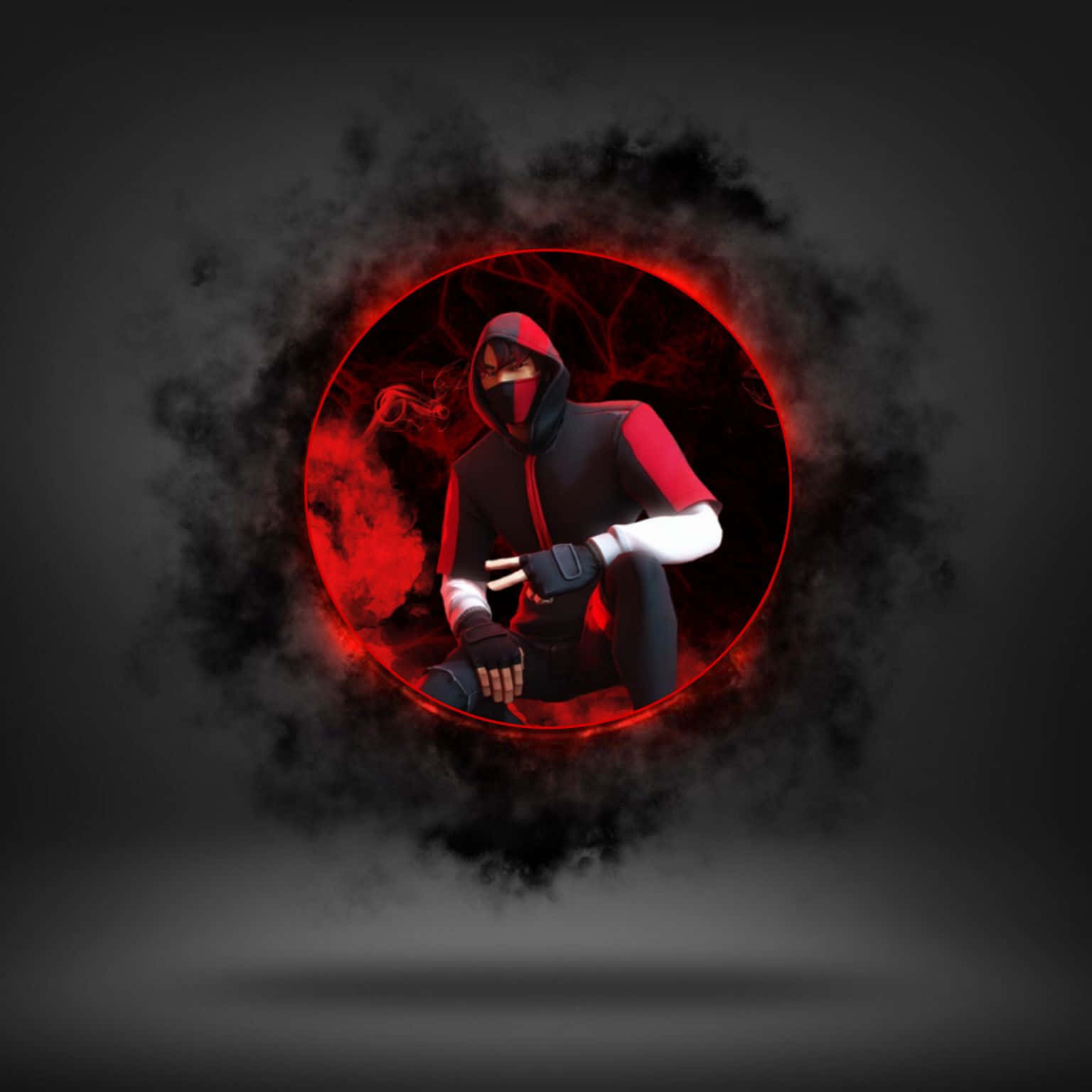 Fortnite Ikonik Skin 桌布 壁紙 — 一個戴著面具、身穿紅黑裝備的忍者，在灰色背景上被黑煙包圍的發光紅色圓圈內蹲伏。