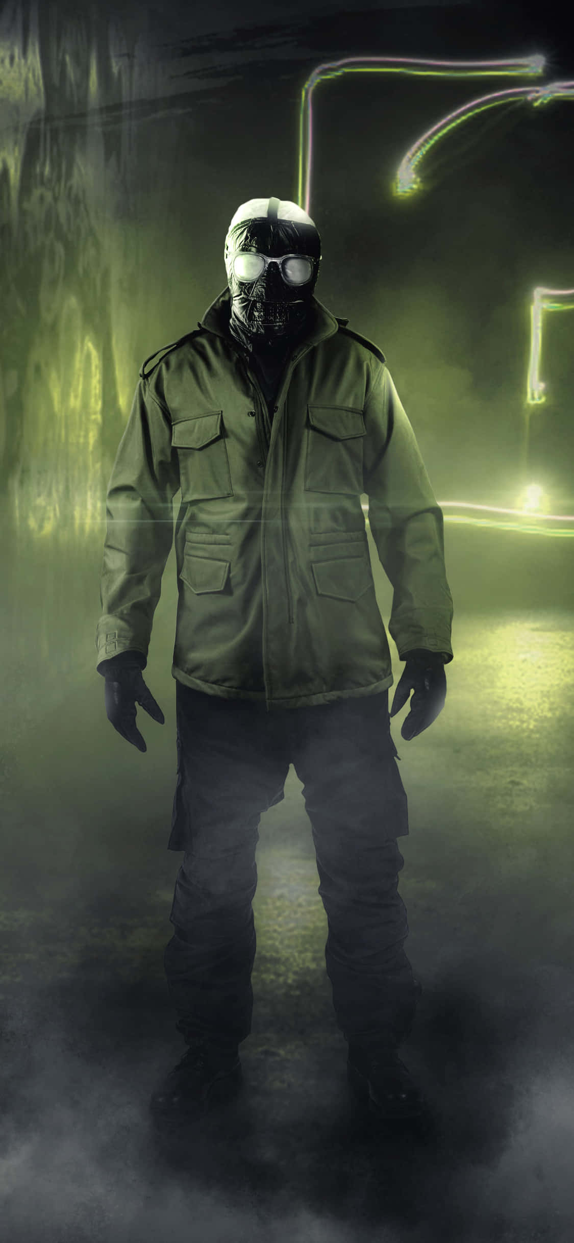 The Riddler 2022 桌布 壁紙 — 一個戴著面具、身穿綠色軍裝外套的人物，站在詭異的綠色霧氣中，背景有發光的霓虹線條。