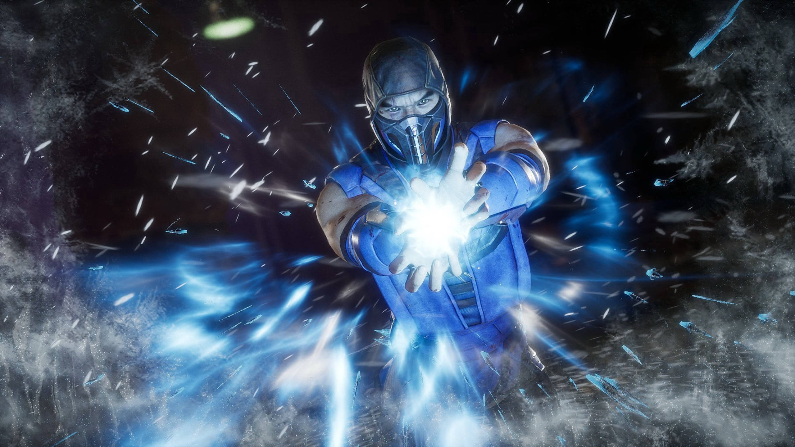 Sub-zero 桌布 壁紙 — 一個戴著面具、身穿藍色盔甲的戰士，在飛揚的碎片和黑煙中，雙手之間引導著發光的藍色能量。