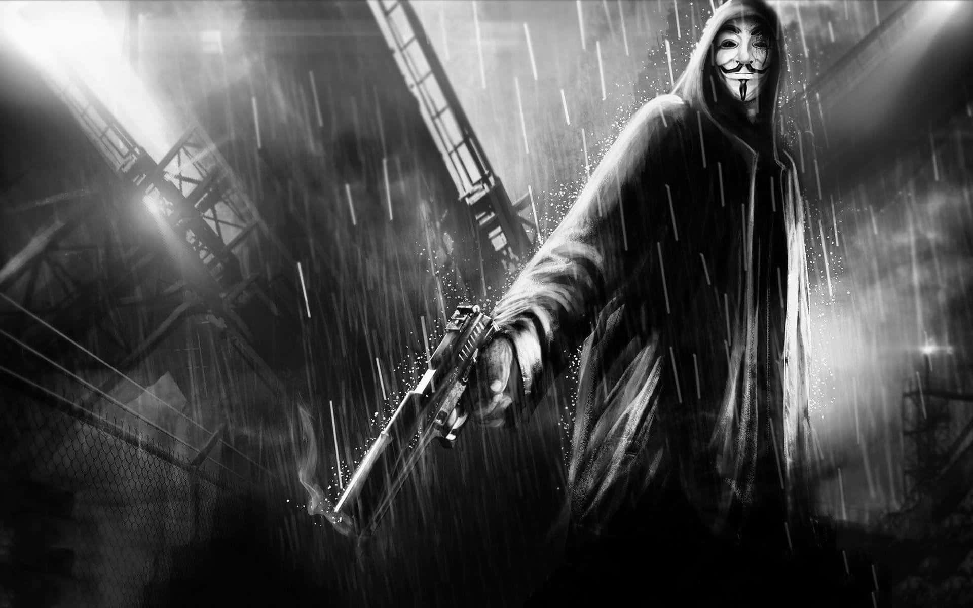 匿名 桌布 壁紙 — 一個戴著面具、身穿連帽外套的人物在戲劇性的雨中，於粗糙的工業環境中手持冒煙的槍。