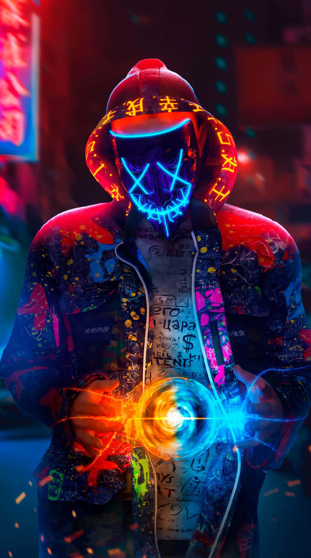 酷 桌布 壁紙 — 一個戴著面具、身穿連帽衫、被霓虹燈照亮的人物，在 cyberpunk 小巷中手持發光球體。