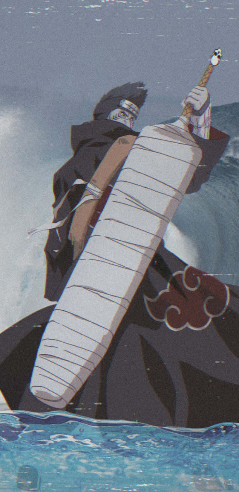 Akatsuki Kisame 桌布 壁紙 — 一個戴著面具、身穿黑色斗篷的動漫忍者，站在洶湧的藍色水中揮舞著一把巨大的白色劍。