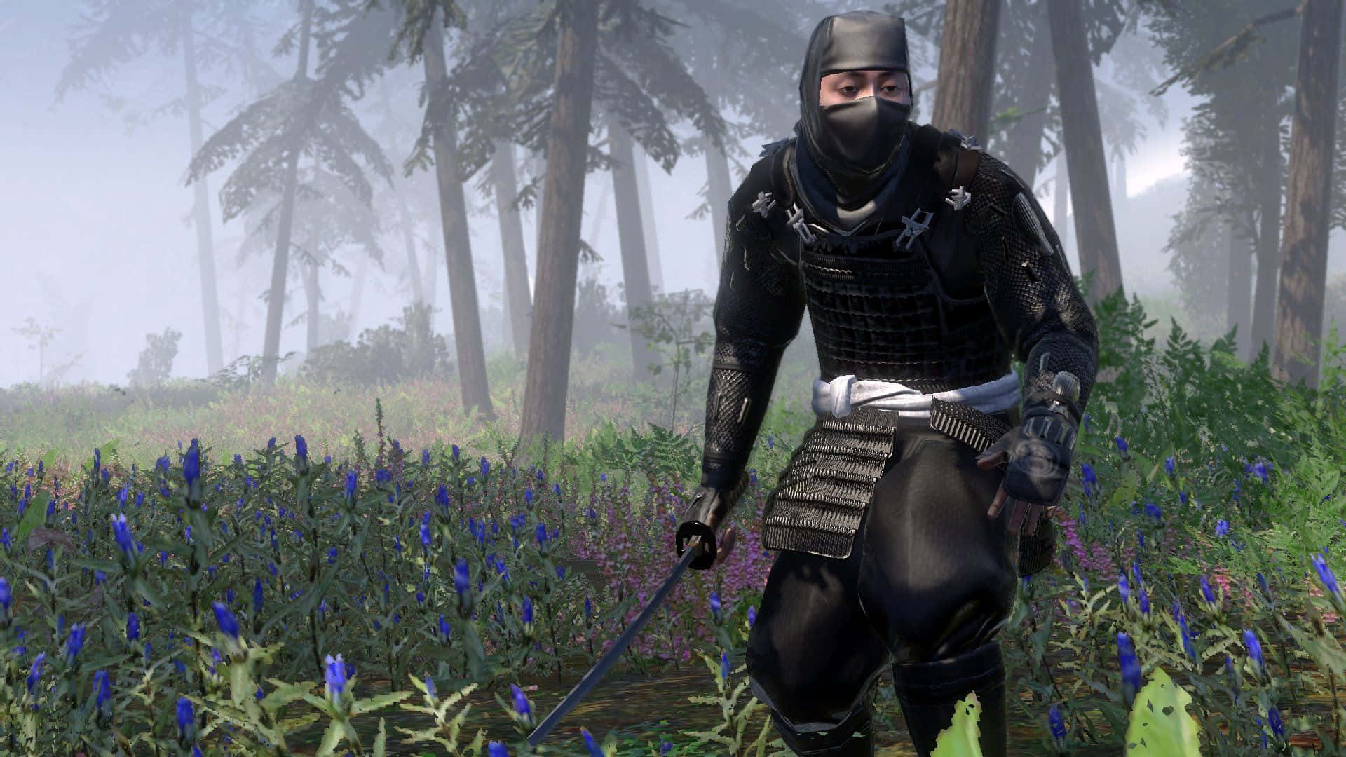 shogun 2 total war 桌布 壁紙 — 一個戴著面具、身穿黑色鎧甲的忍者，在充滿藍色花朵的迷霧森林中手持武士刀蓄勢待發。