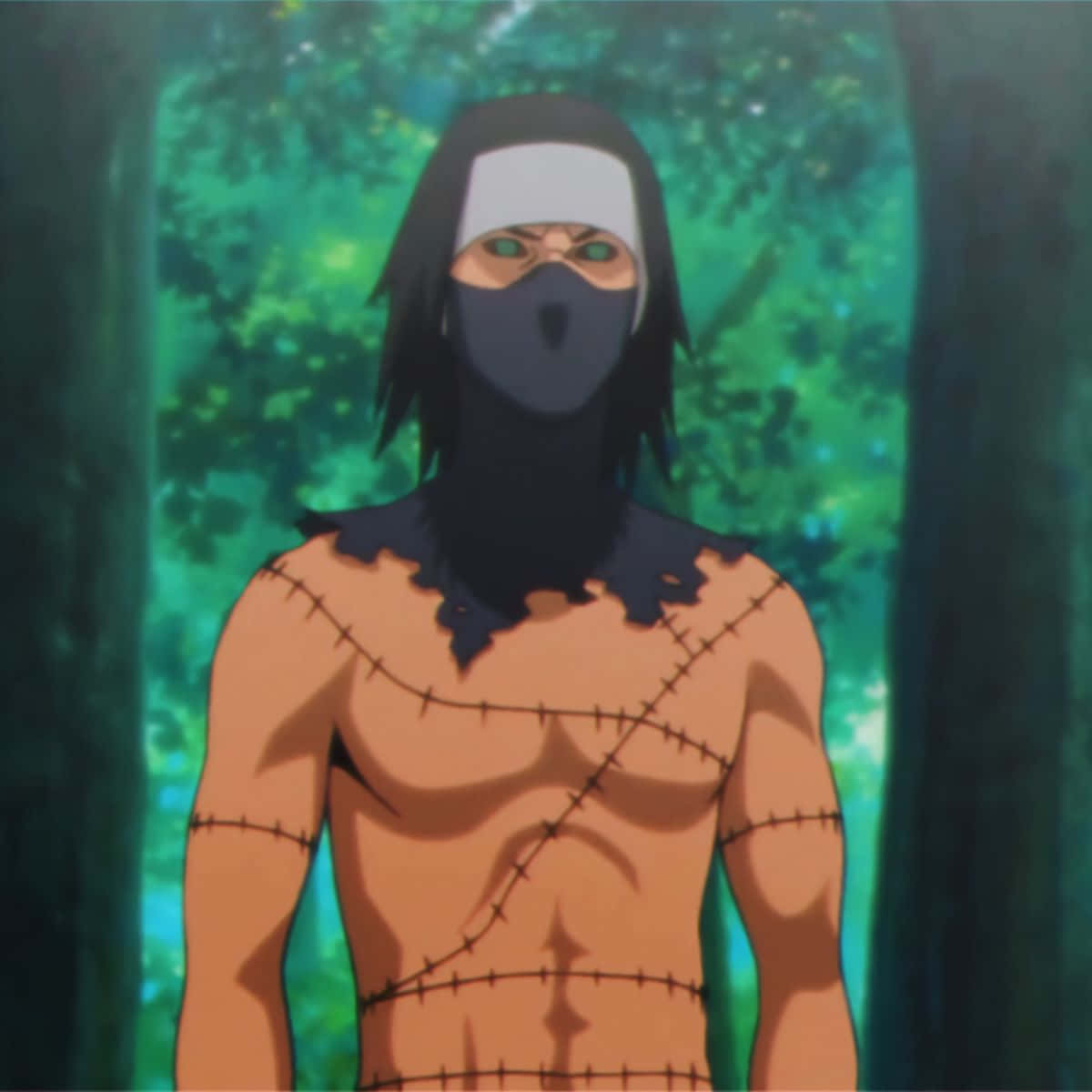 Akatsuki Kakuzu 桌布 壁紙 — 一個戴著面具、軀幹縫合的動漫忍者站在茂密的綠色森林中，眼睛閃爍著強烈的光芒。