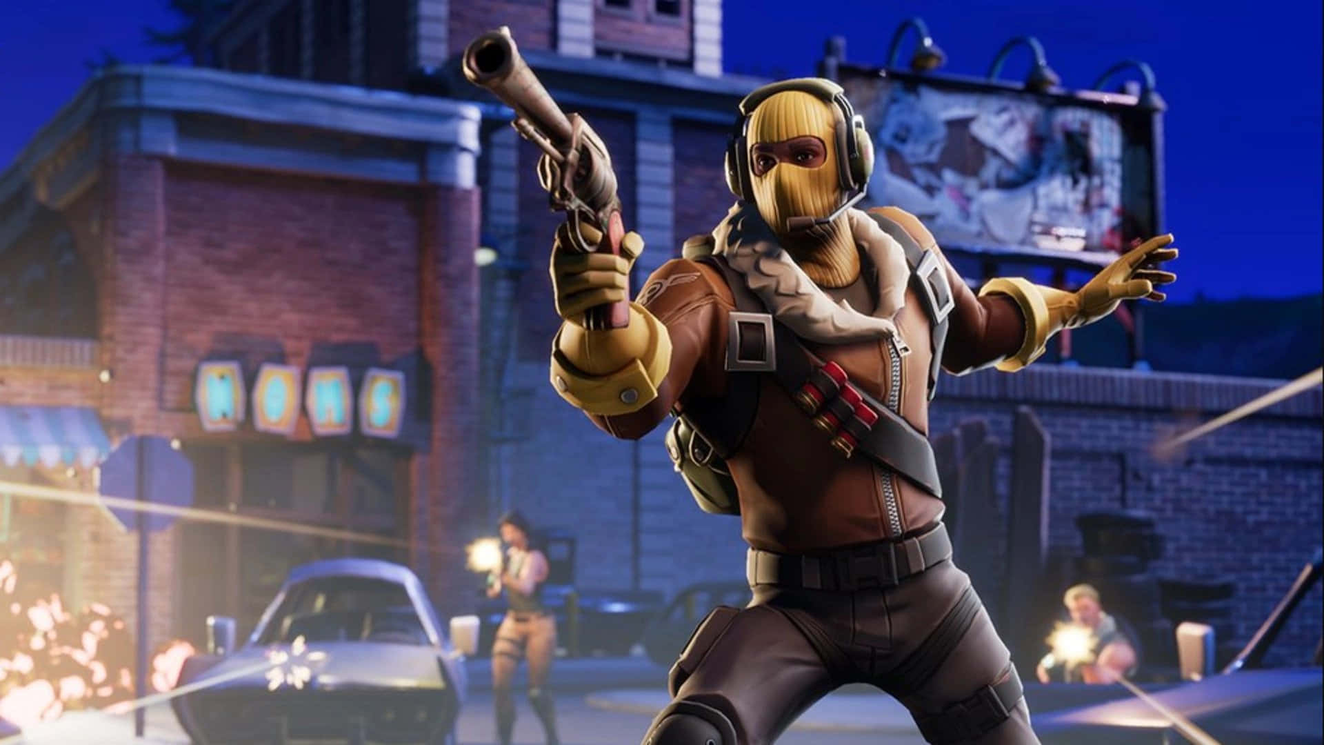 Fortnite 桌布 壁紙 — 一個戴著面具的 Fortnite 角色穿著棕色服裝，在夜晚霓虹燈照亮的城市街道上揮舞著手槍。