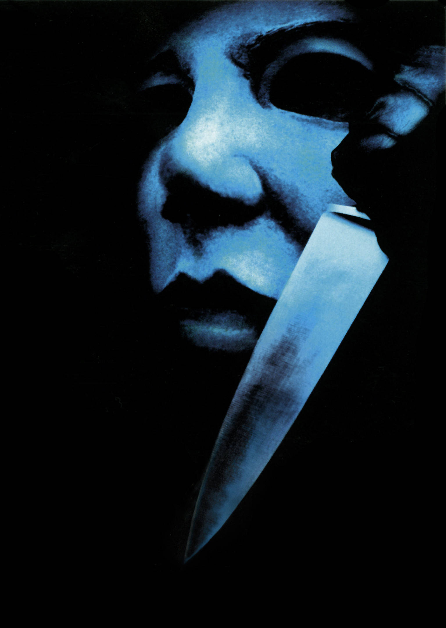 horror villains 桌布 壁紙 — 一個戴著面具的人物在黑色背景前拿著刀，呈現出令人不寒而慄的藍色調特寫。