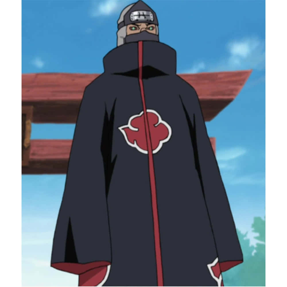 Akatsuki Kakuzu 桌布 壁紙 — 一個戴著面具的動漫忍者，身穿帶有紅色雲紋的黑色斗篷，站在晴朗藍天下的木製鳥居前。