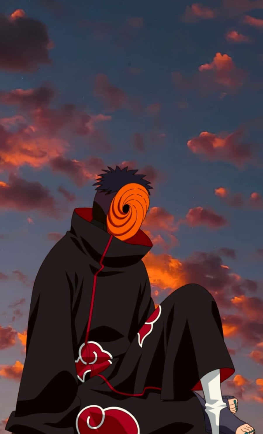 Akatsuki Tobi 桌布 壁紙 — 一個戴著面具的動漫角色，身穿帶有紅色雲朵圖案的黑色斗篷，坐在熾熱的夕陽天空前。