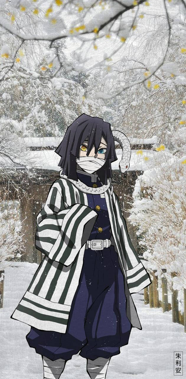 Obanai 桌布 壁紙 — 一個戴著面具的動漫角色，身穿條紋外套，站在雪地森林中，黃葉飄落，樹枝光禿。