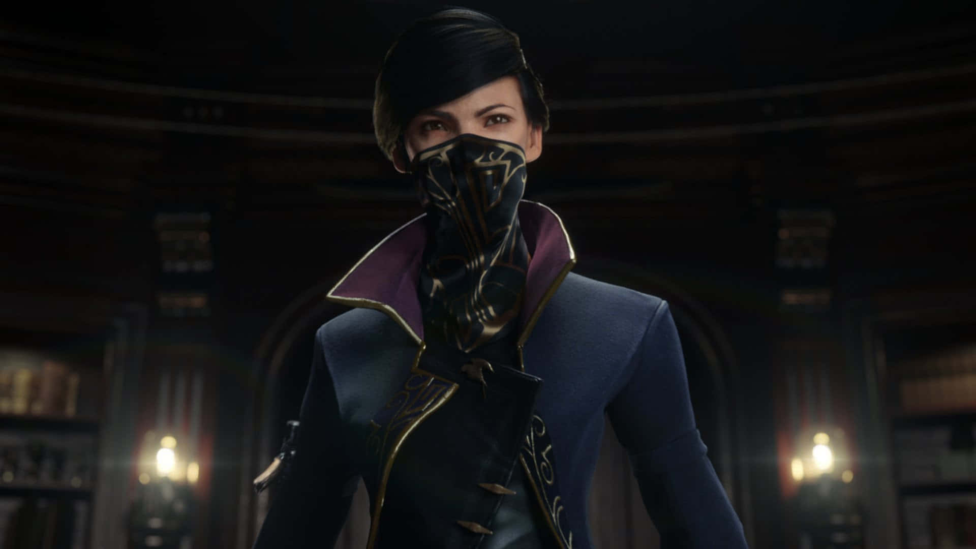 game 桌布 壁紙 — 一個戴著面具的動漫角色，身穿華麗的藍色和紫色服裝，站在燈光昏暗的圖書館中，周圍有發光的燈籠。