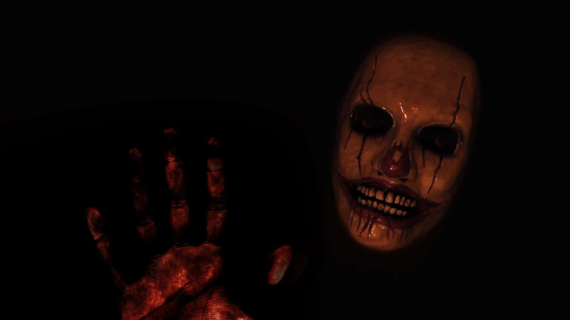 Horror Masks 桌布 壁紙 — 一個戴著面具的可怕人物，有著咧嘴笑的骷髏臉和血淋淋的手，在詭異的紅光下從黑暗中出現。