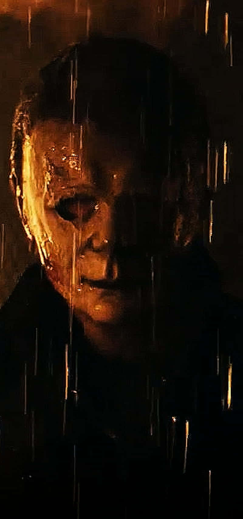 Entertainment 桌布 壁紙 — 一個戴著面具的威脅人物站在昏暗橙色燈光下的大雨中，水流順著他們的臉流下，形成令人毛骨悚然的特寫。