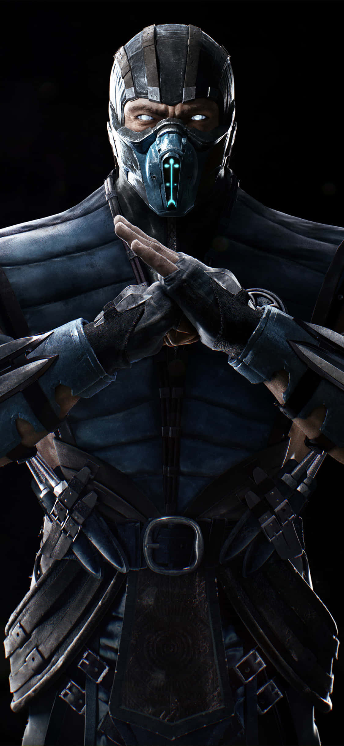 Mortal Kombat iPhone 桌布 壁紙 — 一個戴著面具的威脅戰士，身穿暗色盔甲，帶有發光的藍色點綴，在黑色背景下擺出戰鬥姿勢。