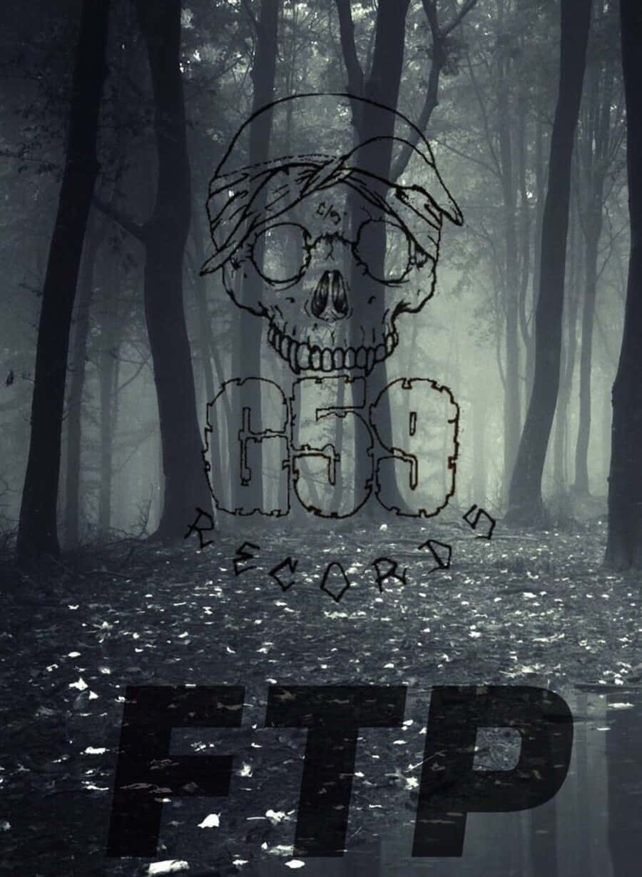 FTP 協定抽象設計桌布 壁紙 — 一個戴著頭巾和眼鏡的骷髏在迷霧森林中隱現，並覆蓋著'G59 RECORDS FTP'文字。