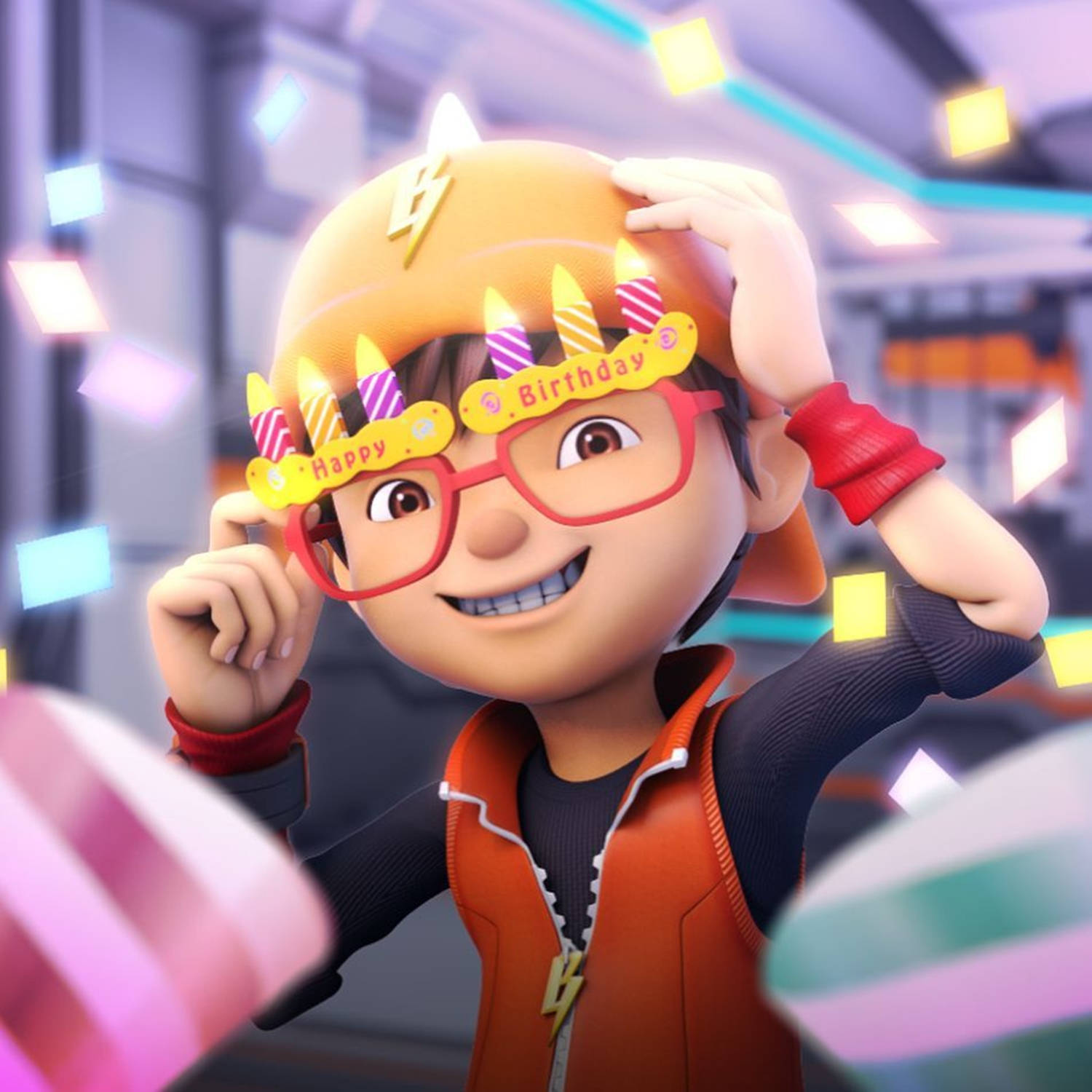 Cartoon Boy 桌布 壁紙 — 一個戴著頭盔和眼鏡的快樂動畫男孩，戴著插有燃燒蠟燭的生日皇冠，燦爛地微笑。