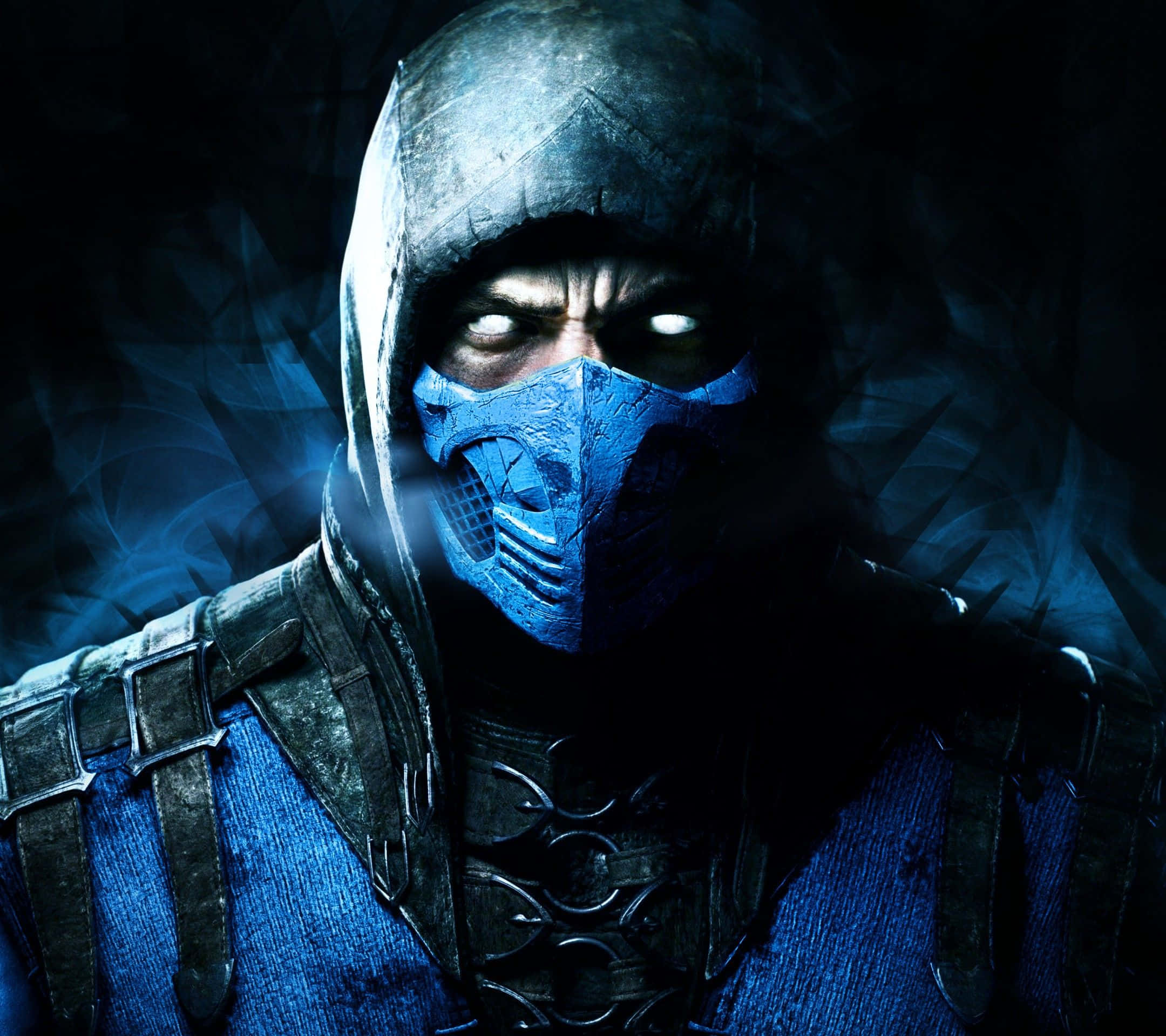 Mortal Kombat Sub-zero 桌布 壁紙 — 一個戴著頭罩、眼神發光、戴著藍色面具的威嚇戰士，在黑暗煙霧背景中凝視著。