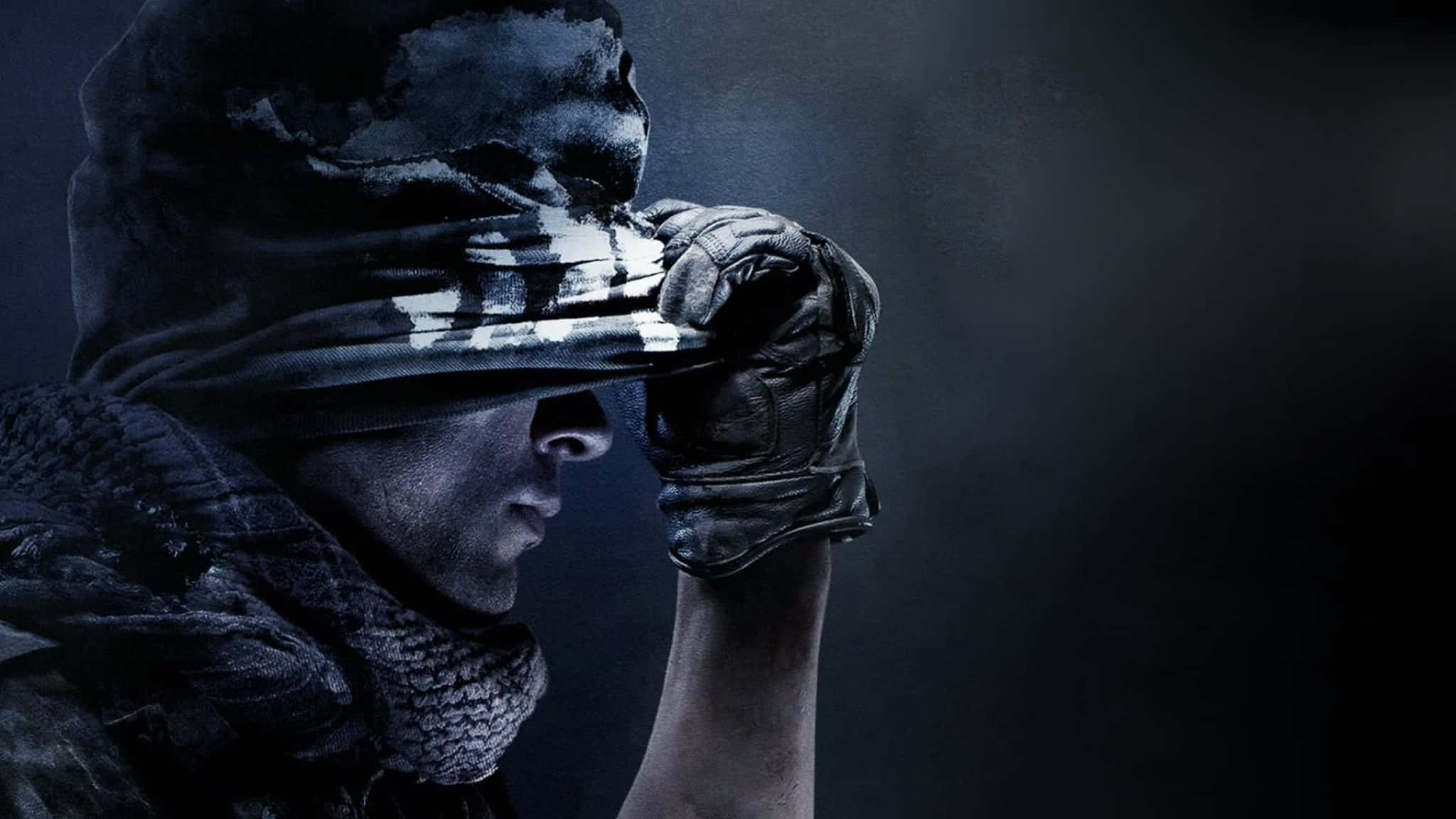 games 桌布 壁紙 — 一個戴著頭罩、身穿深色裝備的人物拉下迷彩面具，在煙霧瀰漫、陰影重重的背景下露出冷酷的表情。