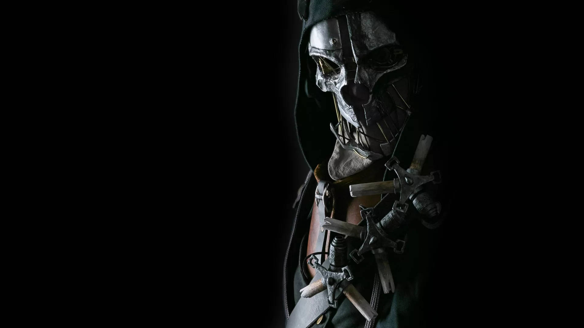 Dishonored 2 桌布 壁紙 — 一個戴著頭骨面具、手持交叉劍的威脅性兜帽人物，在漆黑背景中隱約發光。