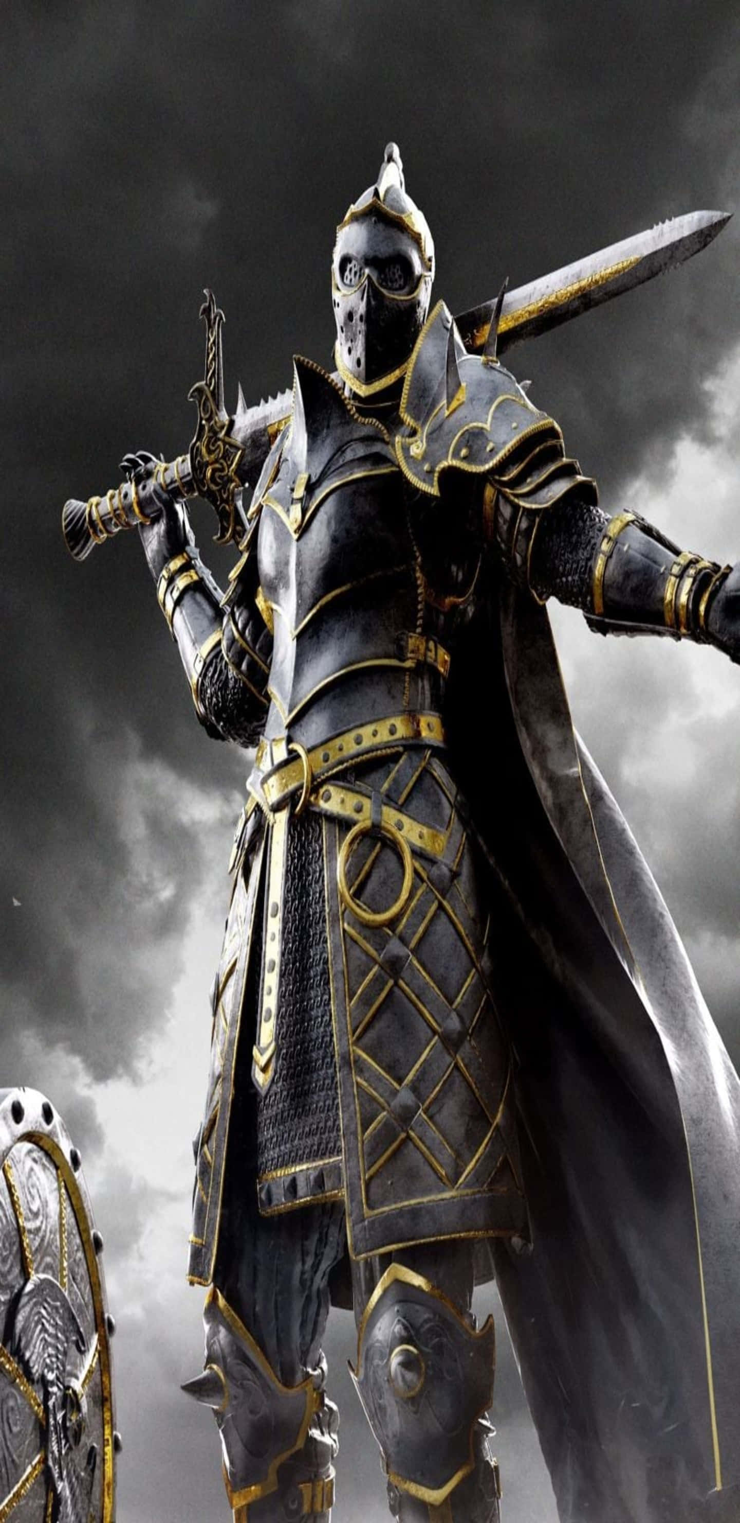 For Honor 桌布 壁紙 — 一個戴著骷髏面具、帶金色裝飾的高大裝甲戰士，手持劍和盾牌，挑釁地站在暴風雨的灰色天空下。