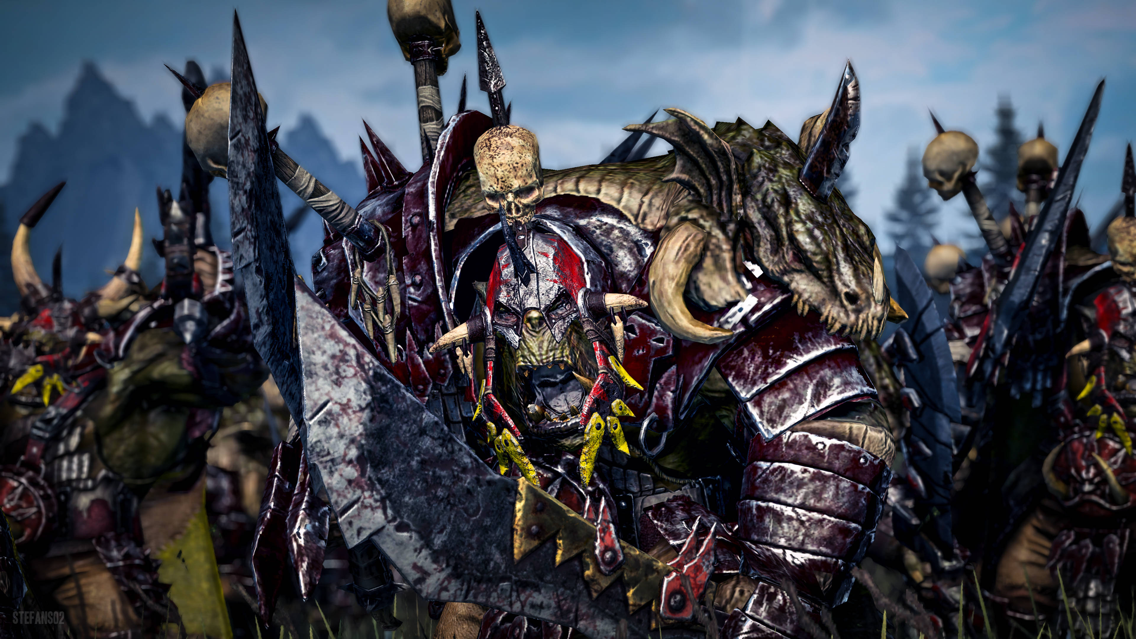 Total War Warhammer 2 桌布 壁紙 — 一個戴著骷髏頭盔和尖刺盔甲的可怕獸人 warlord 帶領一群武裝戰士在黑暗奇幻戰場上。