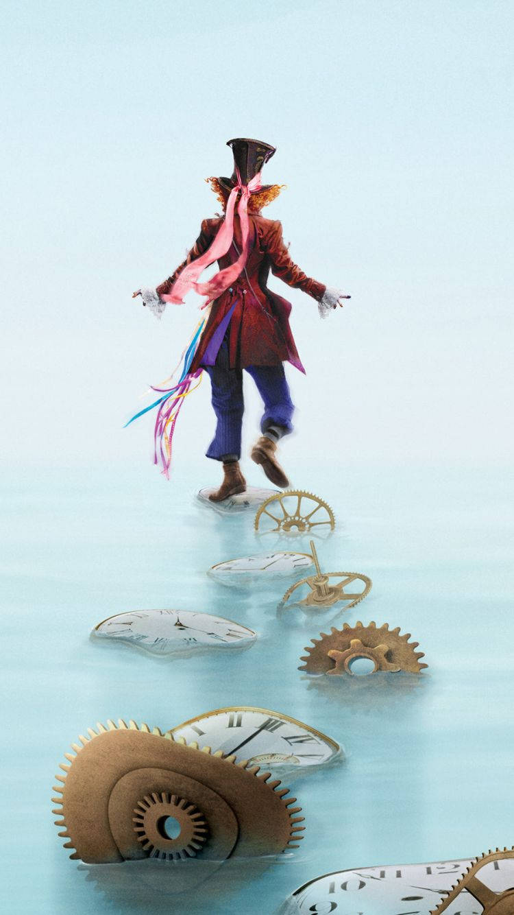 Alice In Wonderland Phone 桌布 壁紙 — 一個戴著高帽、圍巾飄逸的奇思妙想人物，在超現實的淺藍色虛空中行走在漂浮的時鐘和齒輪之上。