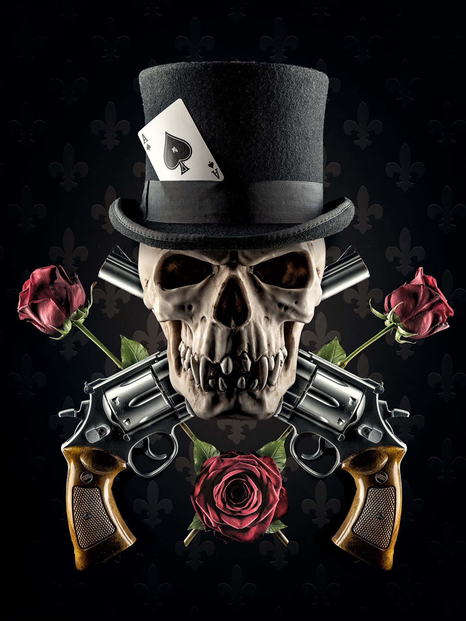 Skulls And Roses 桌布 壁紙 — 一個戴著高帽、頂上放有黑桃A的骷髏頭，兩側有交叉的左輪手槍和紅玫瑰，背景是深色百合花圖案。
