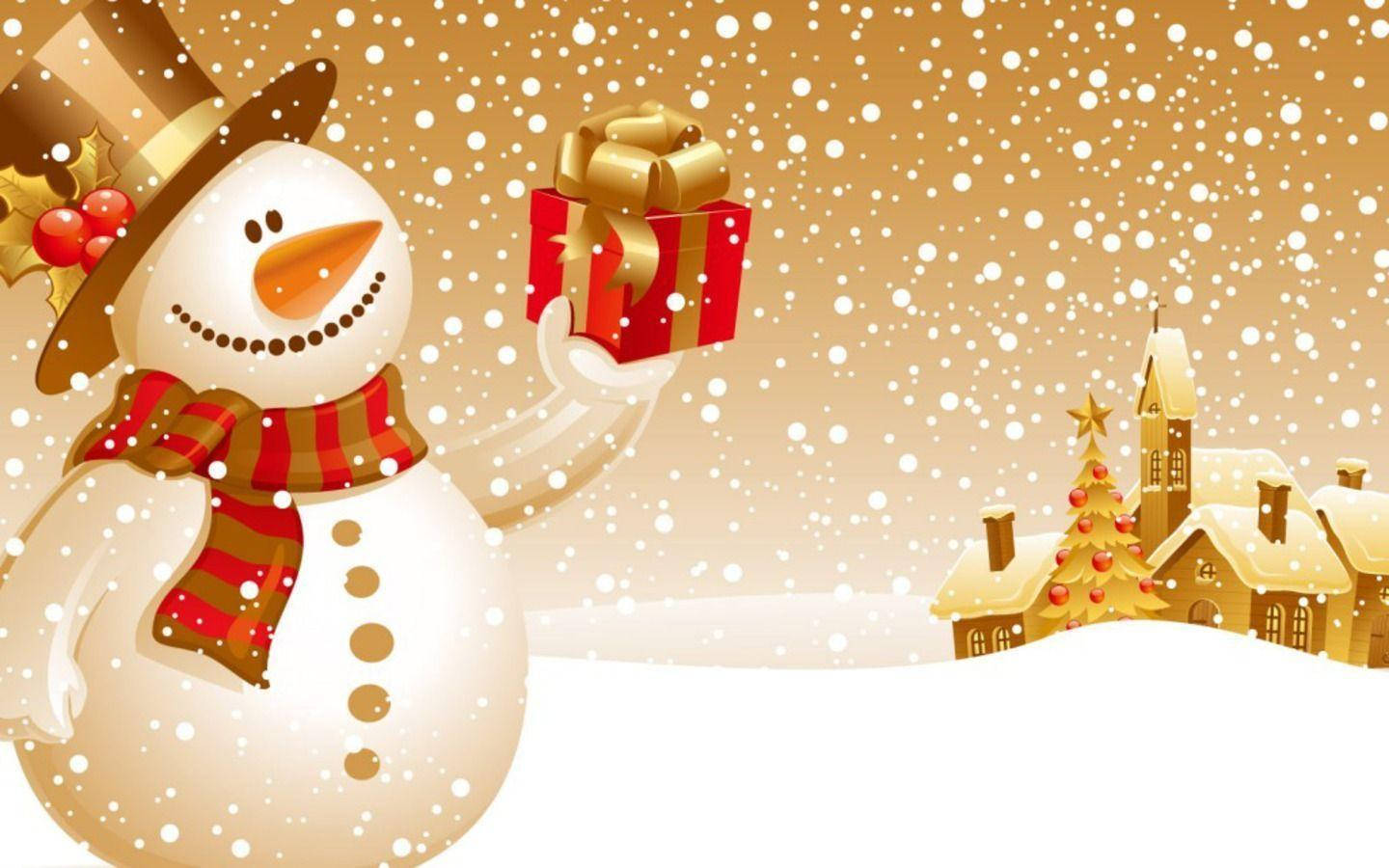 Pretty Christmas 桌布 壁紙 — 一個戴著高帽和圍巾的快樂雪人拿著一個紅色禮物盒，雪花飄落在一個有裝飾聖誕樹的舒適村莊上。