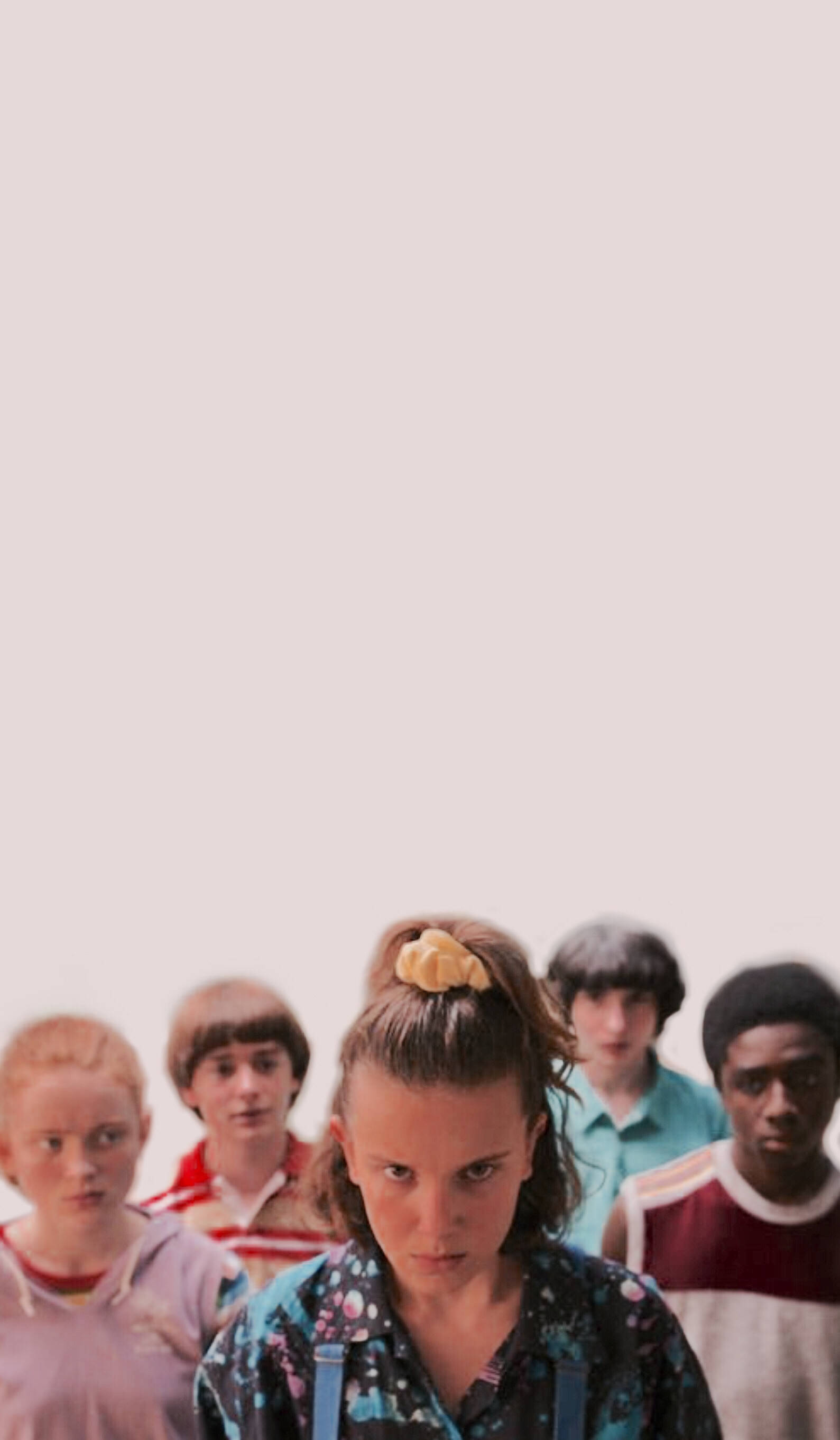 Stranger Things Aesthetic 桌布 壁紙 — 一個戴著髮圈的女孩在淡色天空的柔和光輝中，強烈地向前凝視，而五位朋友在旁觀看。