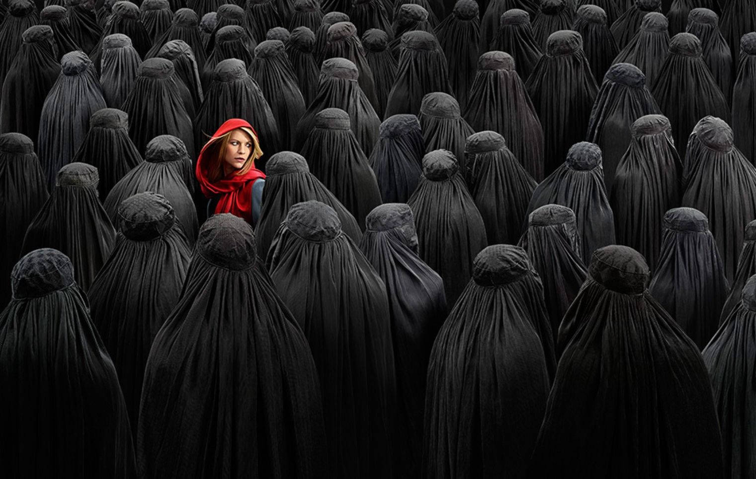 muslim 桌布 壁紙 — 一個戴著鮮紅色兜帽的年輕女孩在一片黑色布卡中脫穎而出，場景簡陋而擁擠。