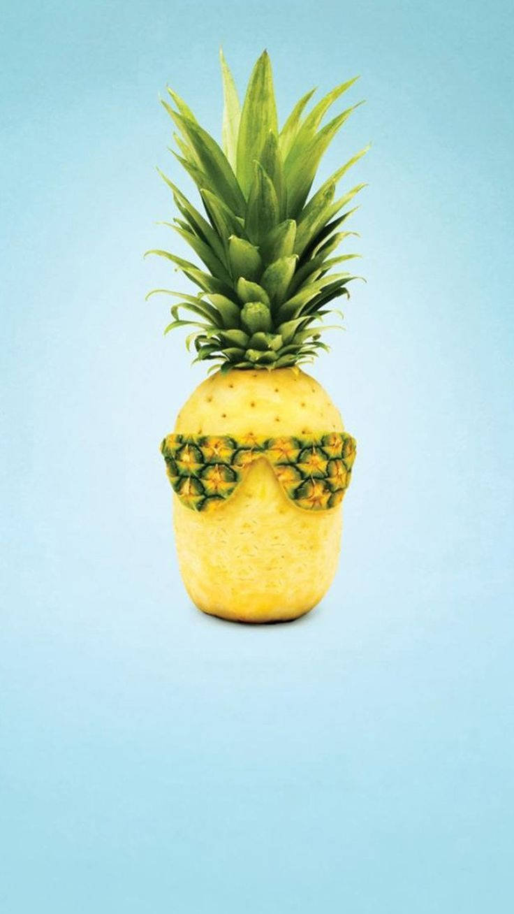Pineapple iPhone 桌布 壁紙 — 一個戴著鳳梨圖案太陽眼鏡的鳳梨，背景是柔和的藍色。
