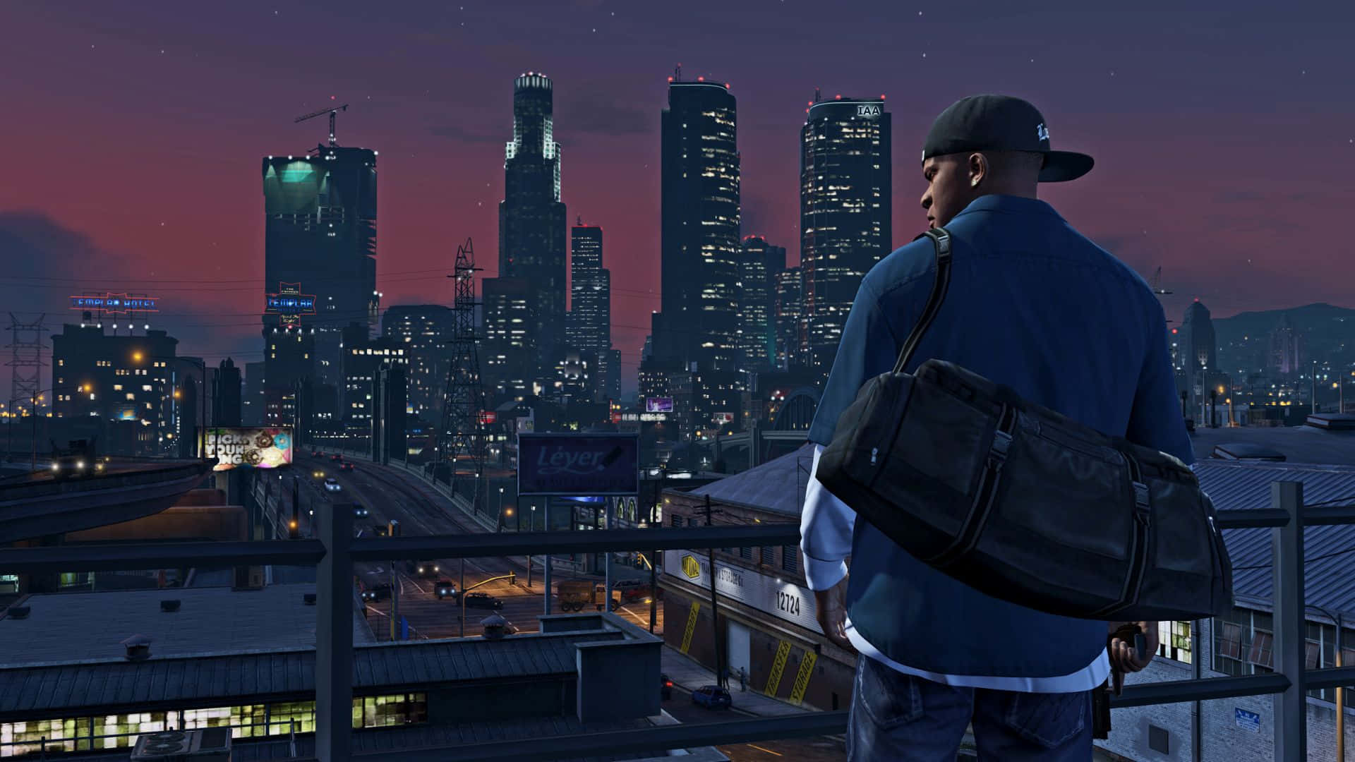 Grand Theft Auto V 桌布 壁紙 — 一個戴著鴨舌帽和背著行李袋的男人站在屋頂上，俯瞰著暮色中充滿活力的霓虹燈城市景觀。