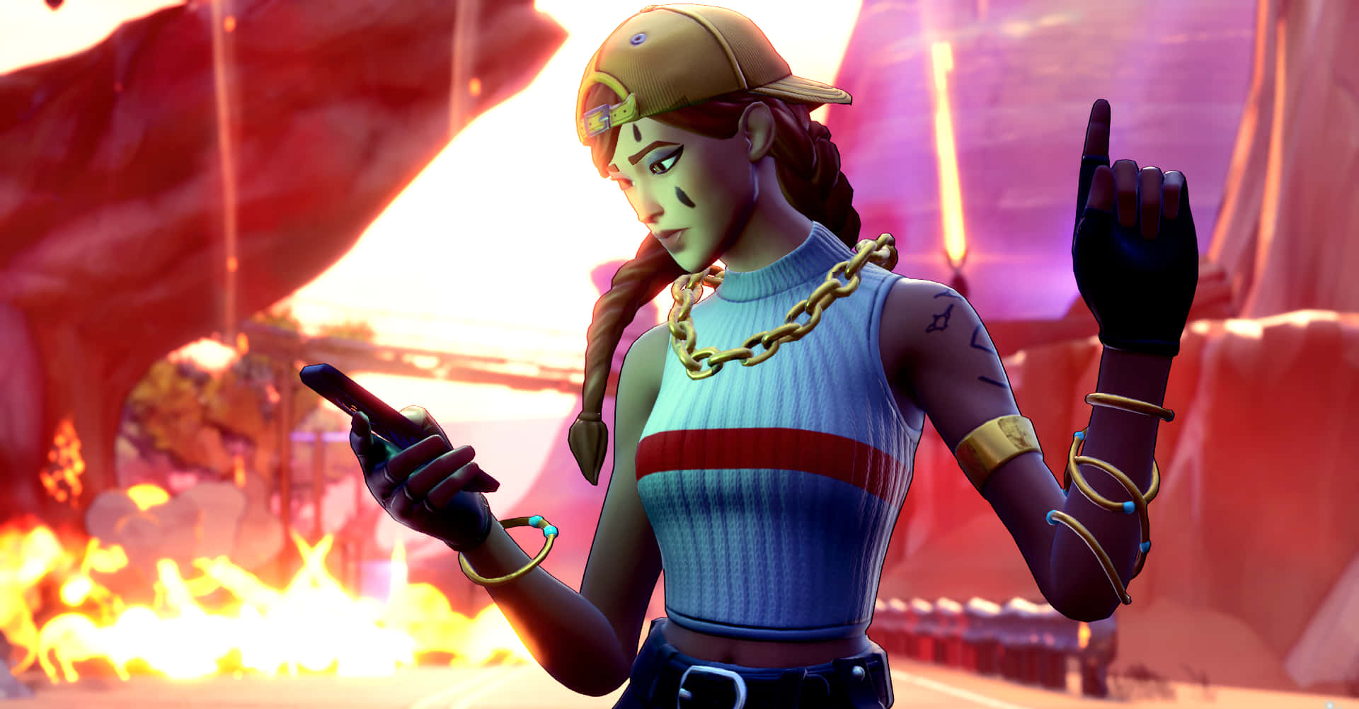 Fortnite 桌布 壁紙 — 一個戴著鴨舌帽和鏈條項鍊的風格化女性玩家，在熾熱的日落背景下自信地做手勢，同時拿著手機。