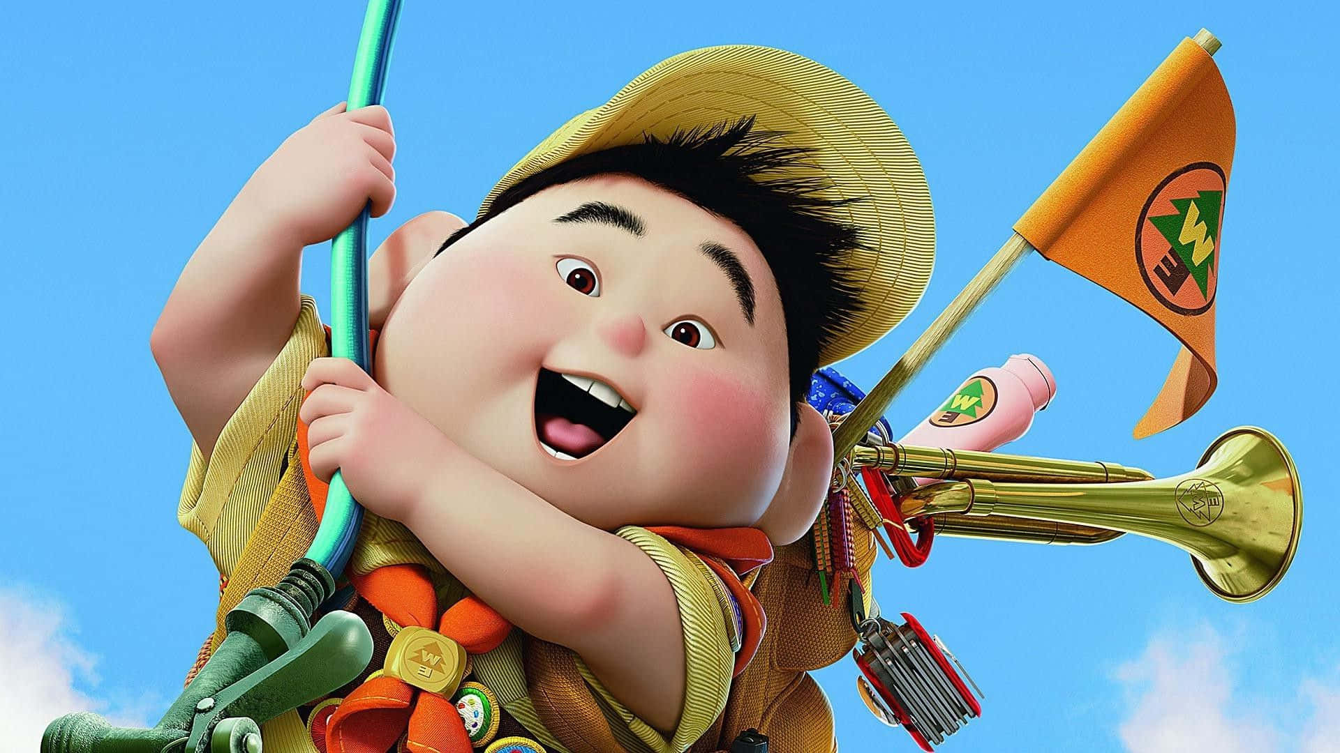Animated 桌布 壁紙 — 一個戴著黃色帽子的快樂動畫男孩，在明亮的藍天下，拿著喇叭和旗幟爬上一根桿子。