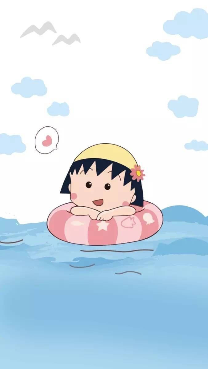 Chibi Maruko Chan 桌布 壁紙 — 一個戴著黃色帽子的快樂卡通女孩，在平靜的藍色水面上，漂浮在粉紅色充氣圈中，天空中有蓬鬆的雲朵。