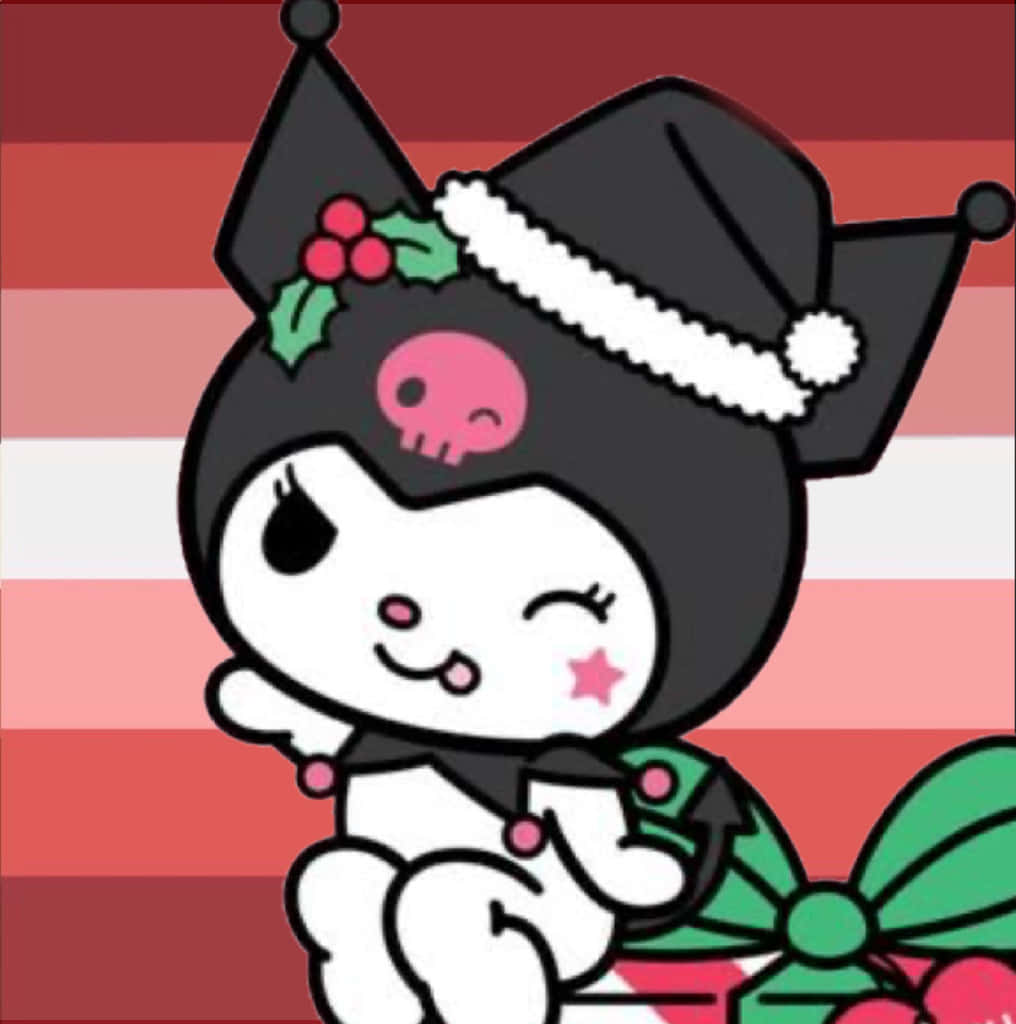 Kuromi Christmas 桌布 壁紙 — 一個戴著黑色帽子和冬青裝飾的快樂卡通角色，坐在紅白條紋背景前。