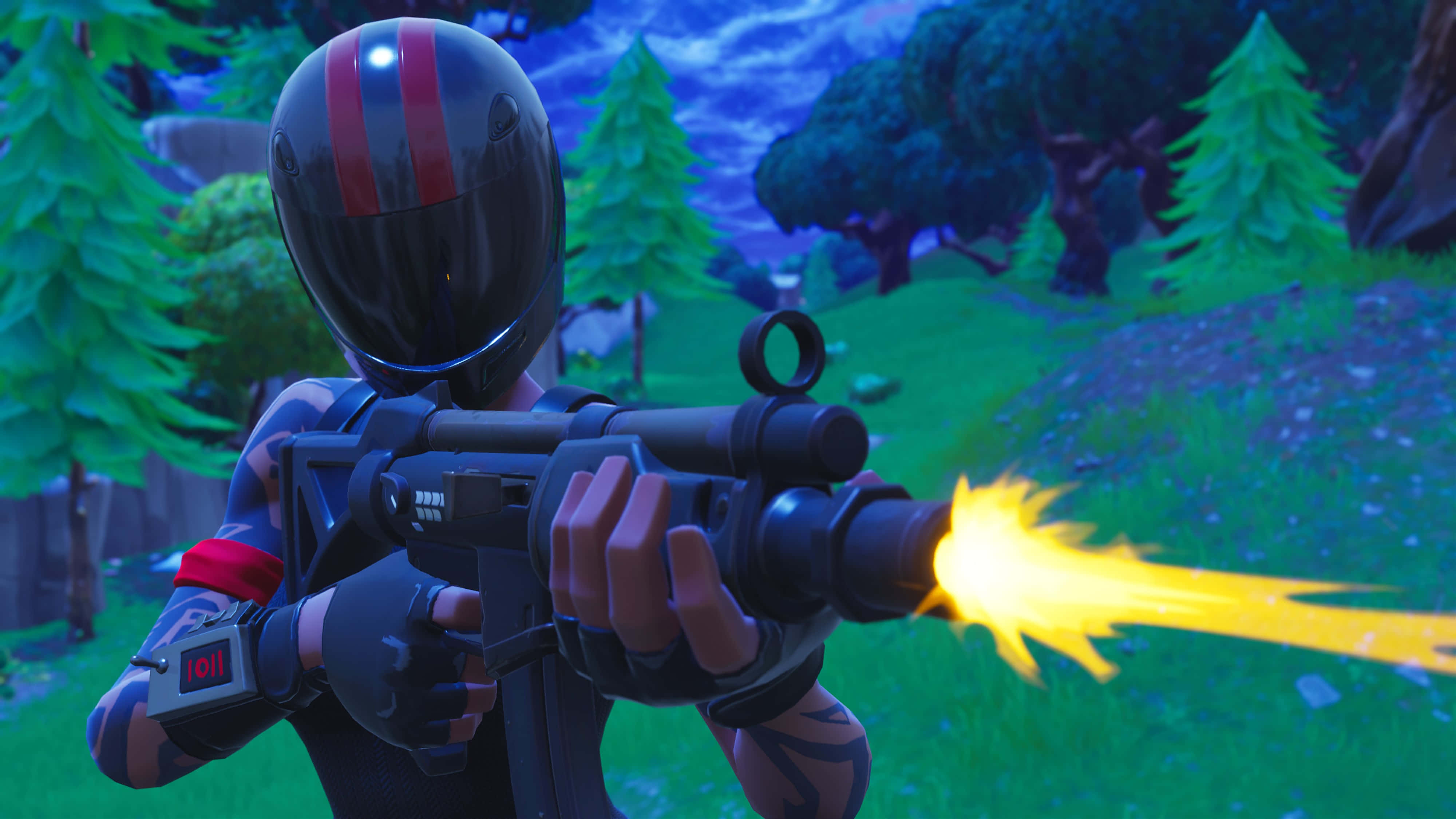 Fortnite 桌布 壁紙 — 一個戴著黑色頭盔的Fortnite角色在黃昏時分的充滿活力的森林中發射發光的黃色武器。