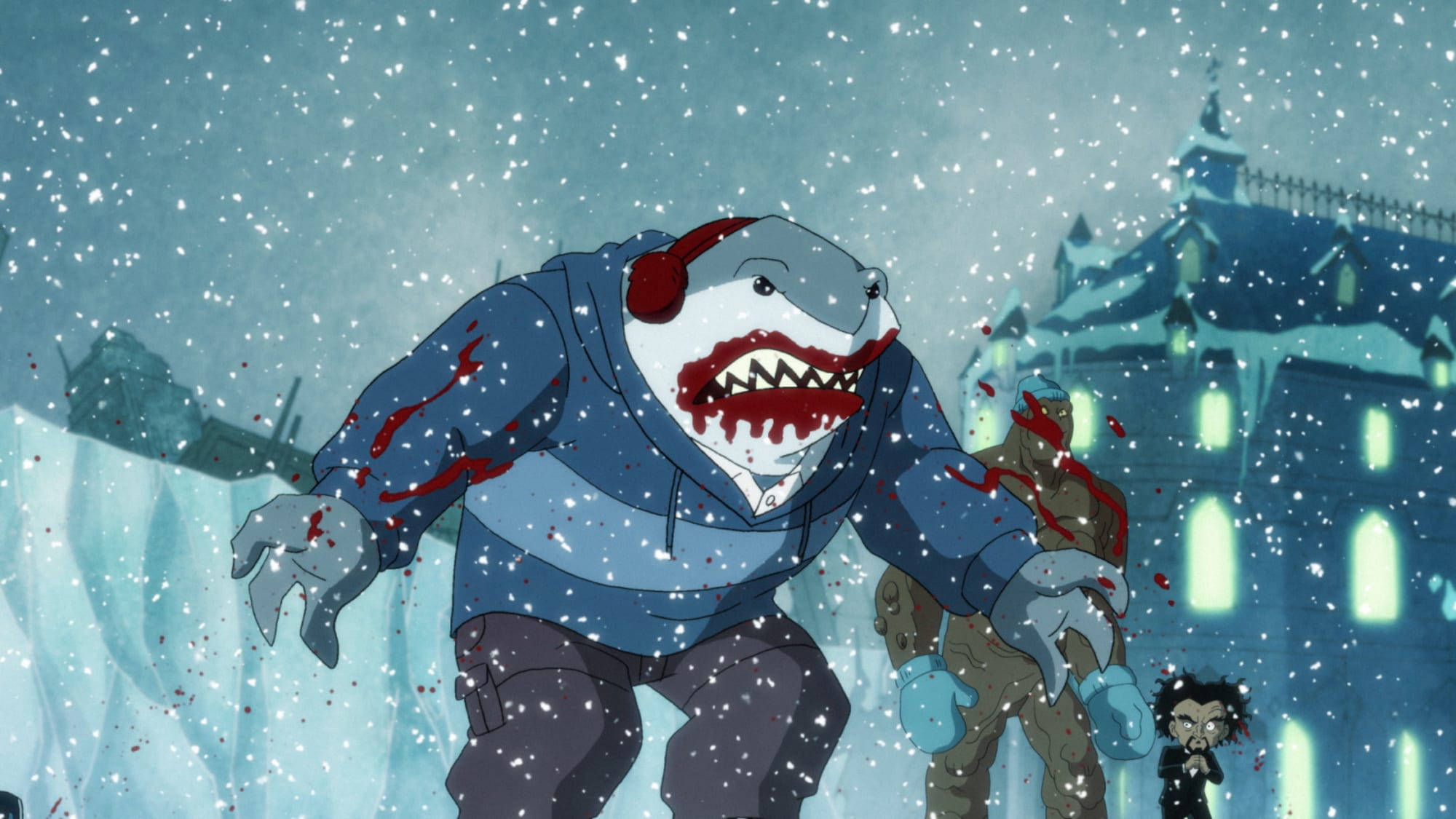 King Shark 桌布 壁紙 — 一個戴連帽衫的鯊魚頭怪物站在雪景城市場景中，背景有血跡和一個小角色。