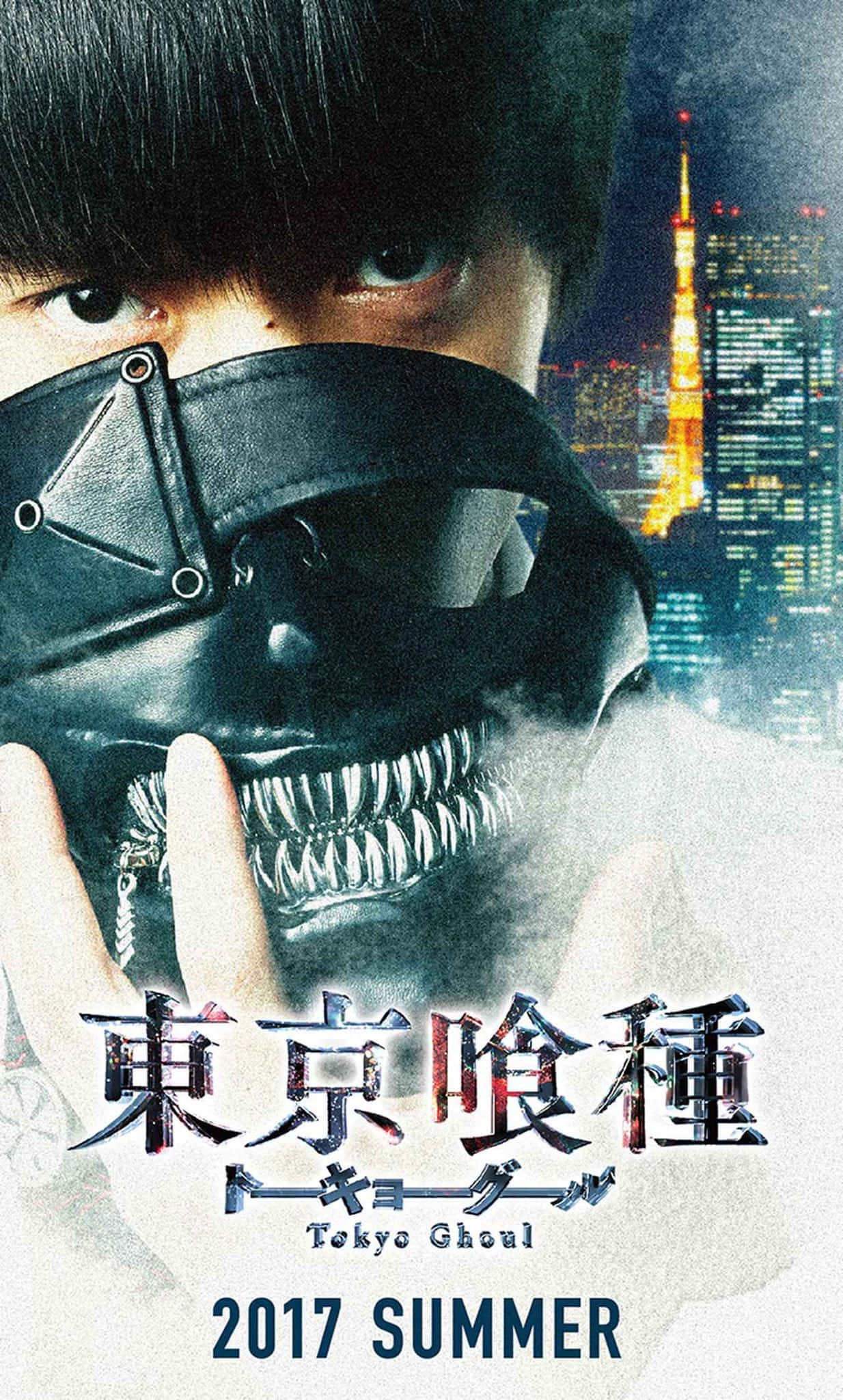 Tokyo Ghoul Movie 桌布 壁紙 — 一個戴面具、擁有尖銳牙齒的食屍鬼，在夜晚發光的東京天際線背景下強烈凝視。