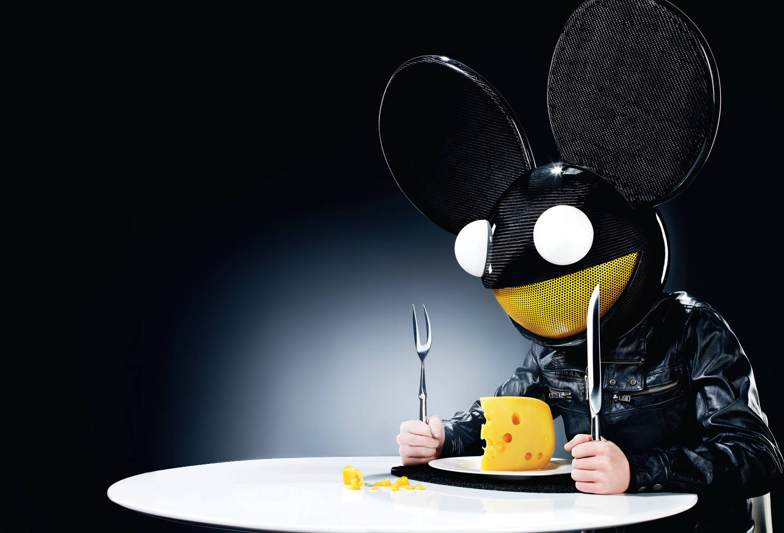 Mouse 桌布 壁紙 — 一個戴面具、有大耳朵和黃色嘴巴的角色，在深色漸變背景的白色桌子上吃起司。