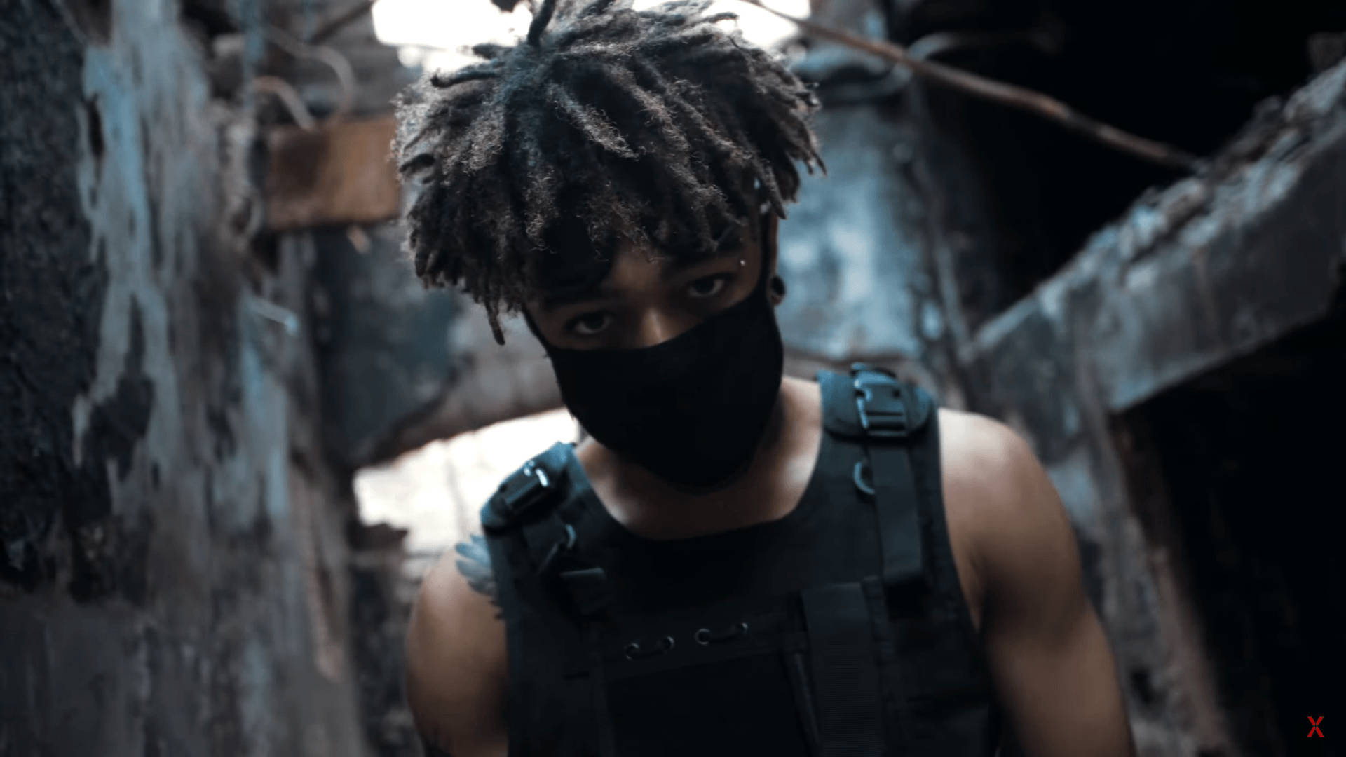 Scarlxrd 桌布 壁紙 — 一個戴面具、梳著辮子的人在昏暗燈光下從破爛的小巷中凝視著。