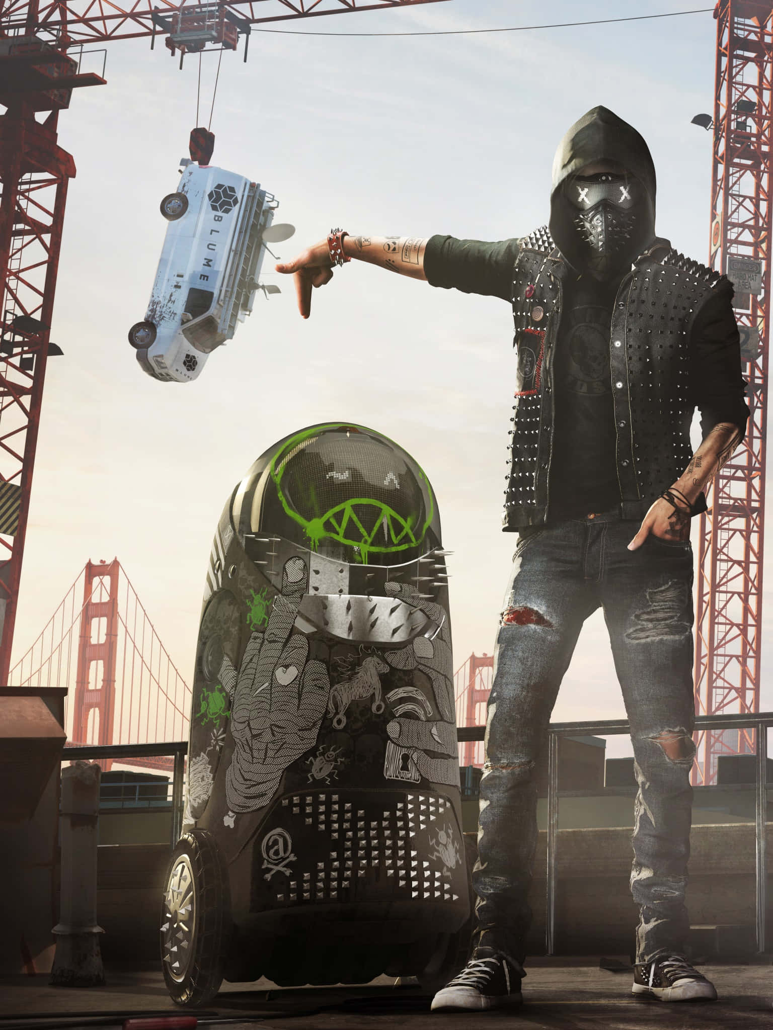 Watch Dogs 桌布 壁紙 — 一個戴面具、穿連帽衫、身著鉚釘裝備的人物站在一輛佈滿塗鴉的裝甲車旁，起重機將一輛貨車吊起在建築工地上方，背景是金門大橋。
