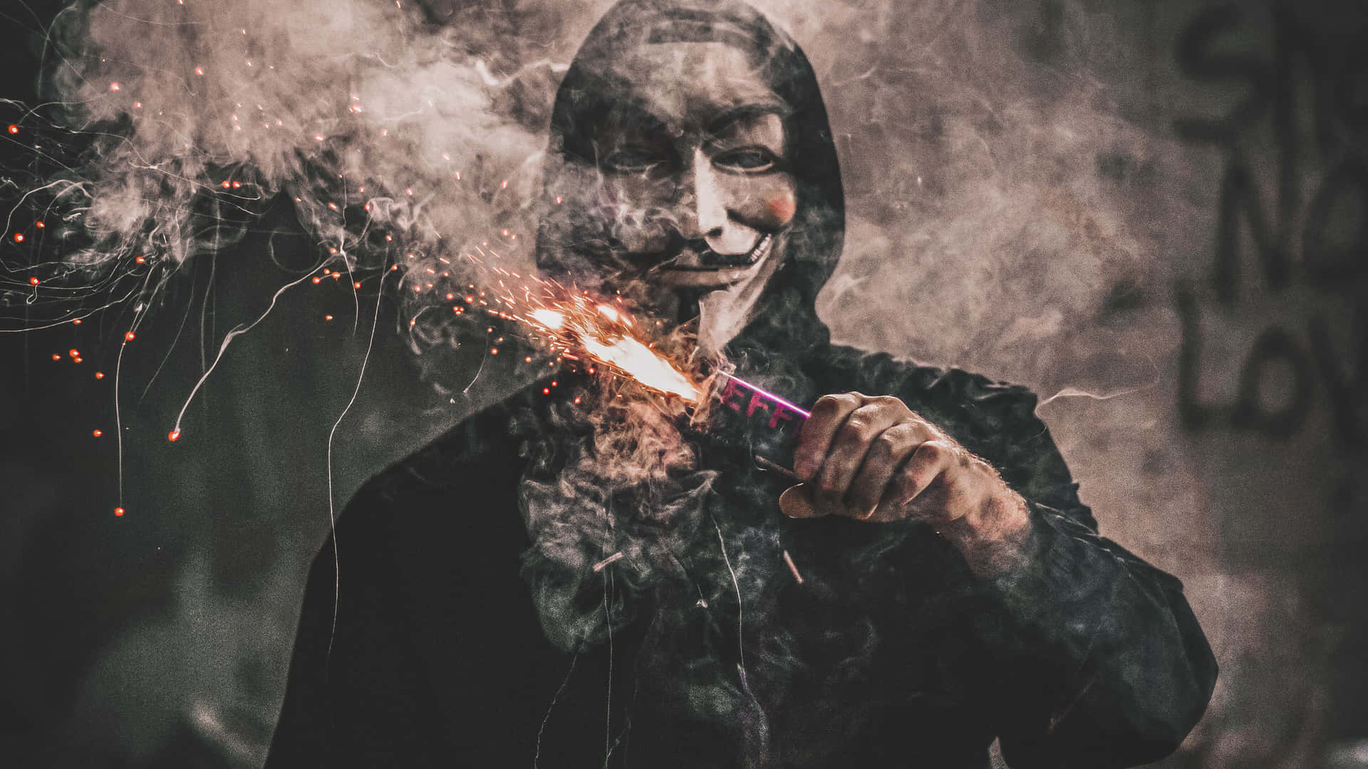 戴面具的人手持煙花棒，身處煙霧瀰漫的城市環境中。